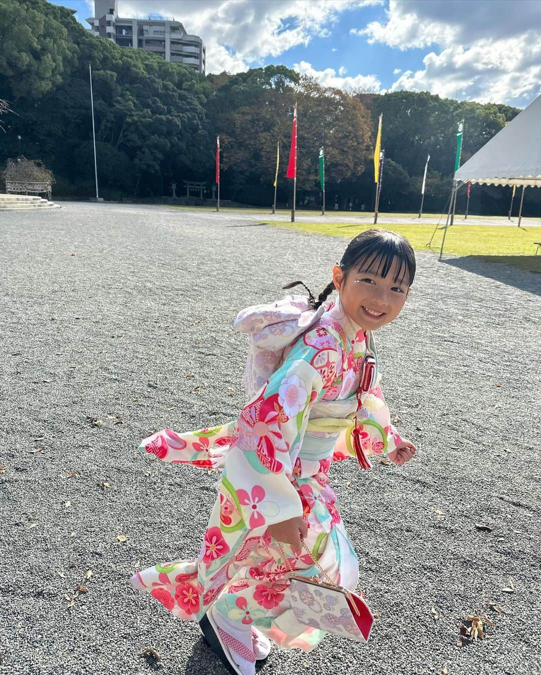 攝津正のインスタグラム：「. . 七五三👧🏻  ３歳の時は泣いていたけど、 ７歳になれば着物を着れるのが嬉しくて楽しくてしょうがない模様。  心も体も健やかに育ってね。  . . #七五三 #７歳 #着物 #kimono #ｅちゃん #かわｅちゃん #愛娘 #子育て #パパ #お父さん #こどものいる暮らし #七五三ヘア #ミントメゾン」