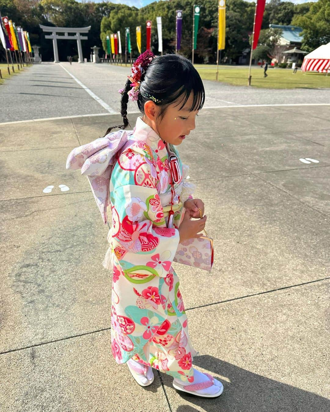 攝津正さんのインスタグラム写真 - (攝津正Instagram)「. . 七五三👧🏻  ３歳の時は泣いていたけど、 ７歳になれば着物を着れるのが嬉しくて楽しくてしょうがない模様。  心も体も健やかに育ってね。  . . #七五三 #７歳 #着物 #kimono #ｅちゃん #かわｅちゃん #愛娘 #子育て #パパ #お父さん #こどものいる暮らし #七五三ヘア #ミントメゾン」11月13日 15時18分 - tadashi_settsu