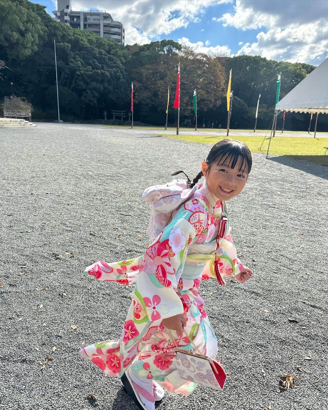 攝津正さんのインスタグラム写真 - (攝津正Instagram)「. . 七五三👧🏻  ３歳の時は泣いていたけど、 ７歳になれば着物を着れるのが嬉しくて楽しくてしょうがない模様。  心も体も健やかに育ってね。  . . #七五三 #７歳 #着物 #kimono #ｅちゃん #かわｅちゃん #愛娘 #子育て #パパ #お父さん #こどものいる暮らし #七五三ヘア #ミントメゾン」11月13日 15時18分 - tadashi_settsu