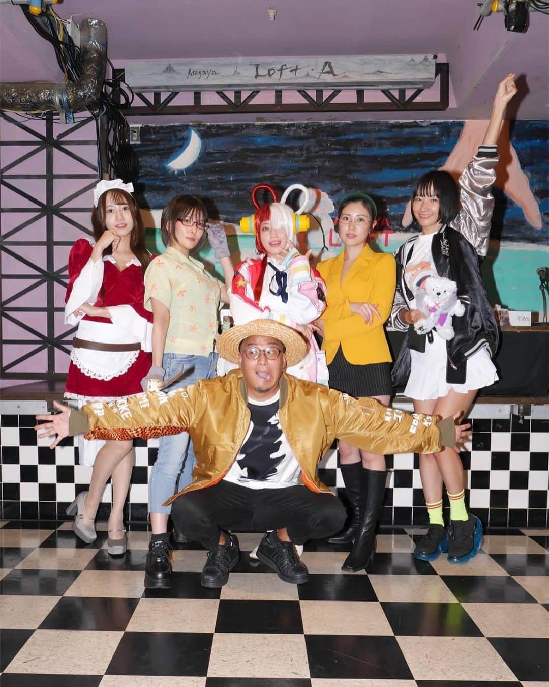 草野綾のインスタグラム：「·  #シャベふじ トークイベント👒🏴‍☠️ · 皆さんとの写真を📸 · あぁ楽しかったなあ✨ · 来てくれた皆さんありがとうございました！！！🫶 ·  ——————————— 【撮影会、イベント スケジュール】 ✿2022/12/9(金)2nd写真集｢白ばらの夜｣発売🔥 ✿2/24(金)9thDVD｢VIVIE｣発売🔥 ✿11/10(金) 19:30～@阿佐ヶ谷ロフトA 「シャベふじ～漫画OP大好きグラドル編～｣👒🏴‍☠️ ✿11/12(日)サブスク生配信振替 ✿11/13(月)朝TikTokLIVE♪ ✿11/15(水)20時頃～TikTokLIVE♪ ✿11/26(日)自社撮影会@東京都内 ✿11/30(木)サブスク生配信 ✿12/10(日)大阪チャンスバニー撮影会👯‍♀️📸🆕 ✿12/16(土)VISCA祭🆕 ✿12/24(日)🎄🍈 -————————————— 【雑誌、デジタル掲載情報】 ✿10/26 週刊実話 ✿10/30 週刊プレイボーイ -————————————— 【発売作品紹介】 グラビアイメージDVD ✿6thDVD「軽蔑が好きに変わるとき」竹書房 ✿7thDVD「溢れ出る感情のままに」ギルド ✿8thDVD「最高のプロポーションを持つ愛人と夢中で浮気した今年の夏」エアーコントロール ✿9thDVD 「VIVIE」2/24発売 競これ vol.1、vol.2  1st写真集「あめ色の空に」光文社 2nd写真集｢白ばらの夜｣双葉社🔥 etc : VR ✿「はじめてのVR、はじめての私。」ファンタスティカ ✿「Stop！Look！Listen！」ファンタスティカ : デジタル写真集Kindle版 ✿1st写真集｢あめ色の空に｣ ✿2nd写真集｢白ばらの夜｣ ✿山岸伸写真館｢VIVIE｣ etc -————————————— フォローしてねっ ✿Instagram ✿Twitter ✿個人YouTube「あやっちゃ!!」 ✿草野綾サブスク「あやっちゃ!!」 ✿事務所YouTube「ヴィスカチャンネル」 ✿TikTok トップ画面のリンクにまとめてあります！ -————————————— #グラビア #被写体 #撮影 #tokyo #onepiece  #igers #picoftheday #picture #fashion  #photo  #gravure  #talent  #japan  #japanesegirl #instagood #photography #화보 #수영복  #凹版偶像  #寫真偶像  #偶像 #拍摄 #寫真 #攝影日記 #拍照」