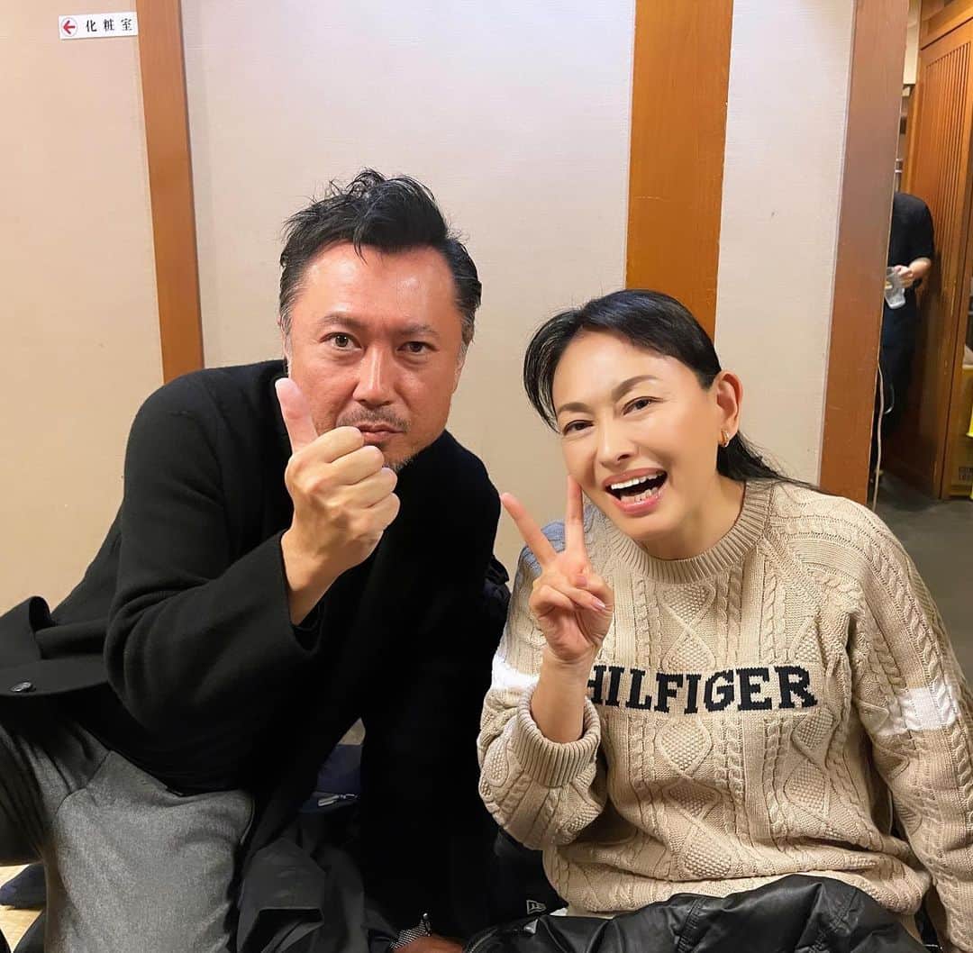 田中美奈子のインスタグラム：「ナッツさんの懇親会でデザイナーの泉谷さんと🥳🥳 泉谷さんは、私も乗っていますクレアのデザインやボーダーのデザインもされており、更に先日東京ビッグサイトで開催されましたジャパンホビリティショーでのキャンピングカーエリアのデザインボードも手掛けており、素晴らしいデザインをされています🎉🎉 お人柄も素敵で大尊敬です ✨✨✨✨✨✨✨✨✨✨✨ #懇親会🍻 #キャンピングカーショー #デサイナー #素晴らしいデザイン」