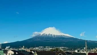 笠井信輔さんのインスタグラム写真 - (笠井信輔Instagram)「今日すばらしい富士山をまた見ることができました  月曜日、テレビしずおか「ただいまテレビ」レギュラーコメンテーターの日なのでね  タクシーの運転手さんに聞いたら、 「急に富士山白くなった」 と驚いてました」11月13日 15時22分 - shinsuke.kasai