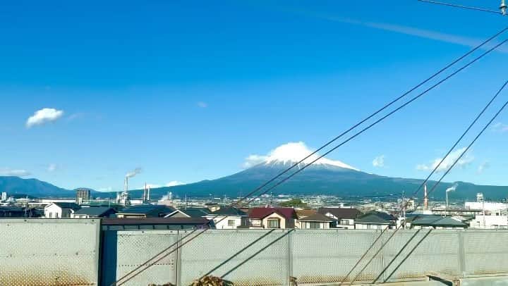 笠井信輔のインスタグラム：「今日すばらしい富士山をまた見ることができました  月曜日、テレビしずおか「ただいまテレビ」レギュラーコメンテーターの日なのでね  タクシーの運転手さんに聞いたら、 「急に富士山白くなった」 と驚いてました」