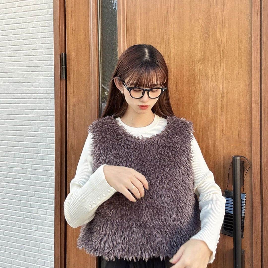 田南瑠衣さんのインスタグラム写真 - (田南瑠衣Instagram)「とある日のコーディネート✌🏼 授乳中でも秋冬可愛くオシャレがしたくて 試行錯誤中🤣🔥  11/13〜11/21までの期間内に楽天ファッションでお買い物すると対象アイテムで 全ユーザーが秋冬新作アイテムが 20%ポイントバックがあるよ🏋🏻‍♀️💸  新規ユーザーは初めてのお買い物で 10%OFFクーポンが使えるっ‼  この洋服も楽天ファッションでお買い物しました〜🦥ふわふわ♡  #PR #Rakuten Fashion FESTA ＃Rakuten Fashion#楽天ファッション #コーデ #コーディネート #ママコーデ #男の子ママ #女の子ママ #授乳コーデ #秋冬コーデ #秋コーデ #冬コーデ #ベストコーデ #ニットコーデ」11月13日 15時25分 - k.r0303