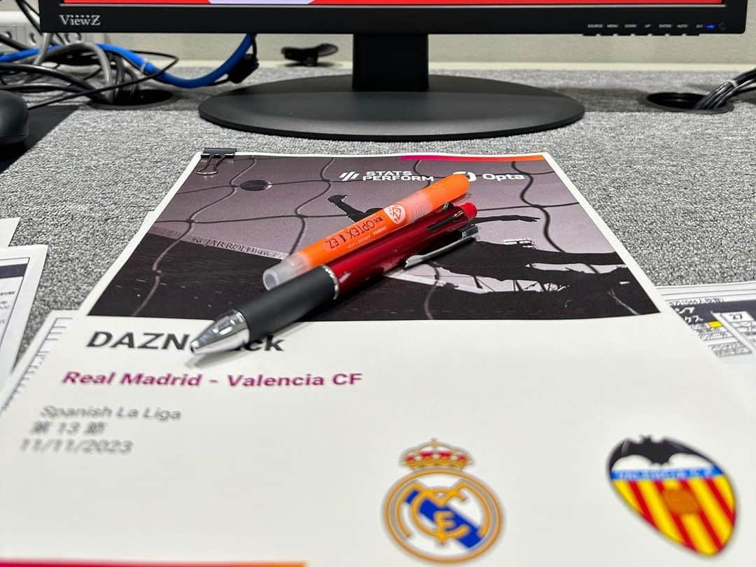藤田崇寛のインスタグラム：「. この週末は日曜早朝にDAZNにてラ・リーガ🇪🇸 日曜深夜にSPOTVにてプレミアリーグ🏴󠁧󠁢󠁥󠁮󠁧󠁿でした🎙  リーガはレアル・マドリード×バレンシア 久々にマドリーの試合を担当しましたが 改めてこのチームの強さを実感した試合でした。 解説は久々に安永聡太郎さんと😌  プレミアはブライトン×シェフィールド 三笘選手は後半頭から出場し流れを作りましたが 最下位相手にドロー。 この後の代表戦にも期待です！ 解説は2週間ぶりの川勝良一さんでした😌  今週末はバドミントン中継🎙 日本での国際大会を担当します！」