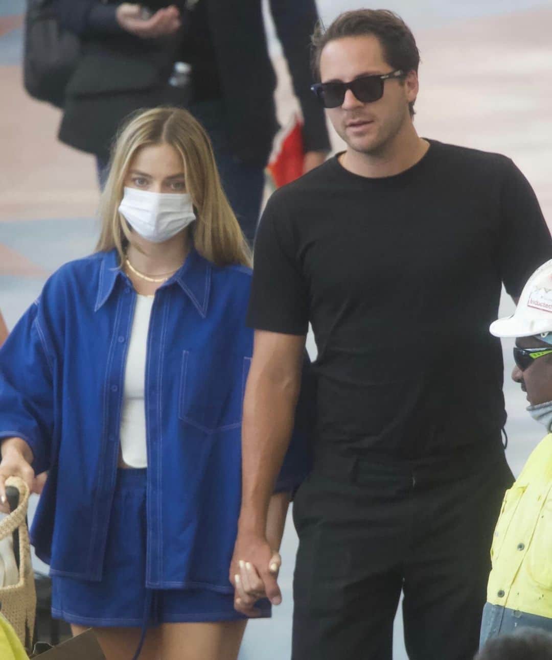 Just Jaredさんのインスタグラム写真 - (Just JaredInstagram)「Margot Robbie & husband Tom Ackerley hold hands as they arrive at an airport to catch a flight out of New Zealand.  #MargotRobbie #TomAckerley Photos: Backgrid」11月13日 15時37分 - justjared