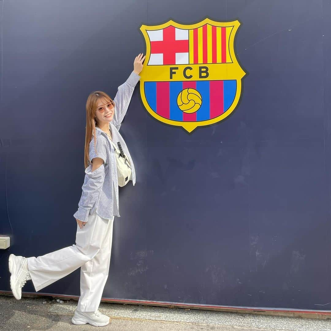 栗原里奈のインスタグラム：「✴︎ スペイン🇪🇸バルセロナでは カンプ・ノウにも行ってきました⚽️ 博物館！楽しかった〜  #スペイン#バルセロナ#カンプノウ#カンプノウミュージアム #サッカー#お土産#キャップ#ナイキ#パタ#旅女子 #spain#barcelona#campunou#museum #cap#nike#patta」