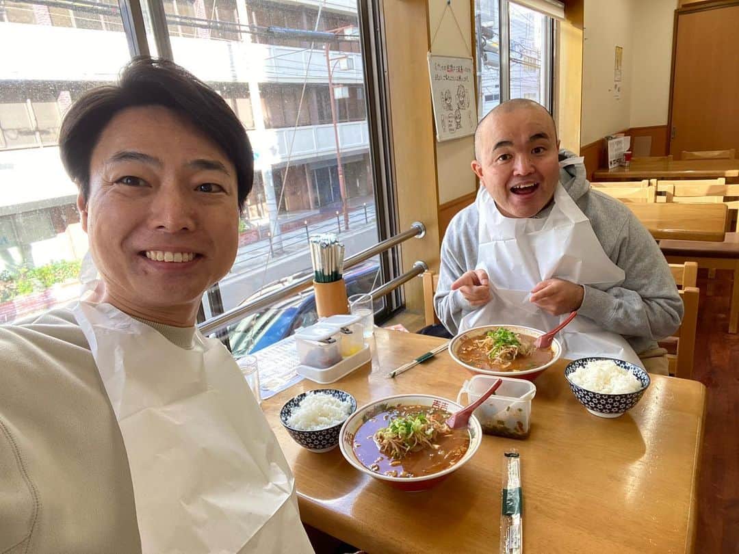 信濃岳夫のインスタグラム：「今日からは！！  なんばグランド花月新喜劇・吉田裕座長公演に出演してます！！  お昼は大好きな #松屋食堂 さんで！  お地蔵様にお供えもちゃんとさせて頂きましたので、  8日間頑張ります！！！」