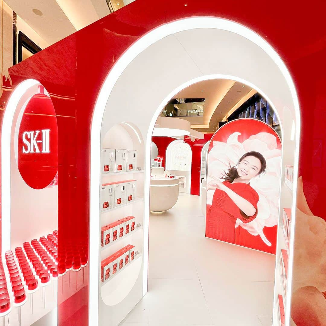 DFS & T Galleriaさんのインスタグラム写真 - (DFS & T GalleriaInstagram)「Introducing the new SK-II SKINPOWER Advanced. Acting like a Seed of Youth, this new formulation targets the Aging Trigger Factor to stimulate skin regeneration for 10 years younger looking skin - firm, radiant, everblooming skin.  Discover your skin's age with SK-II's Mini Magic Scan and receive personalized skincare counselling at T Galleria by DFS, Macau, City of Dreams.  #DFSOfficial #DFSxSKII #DFSSkincare #SKII」11月13日 15時30分 - dfsofficial