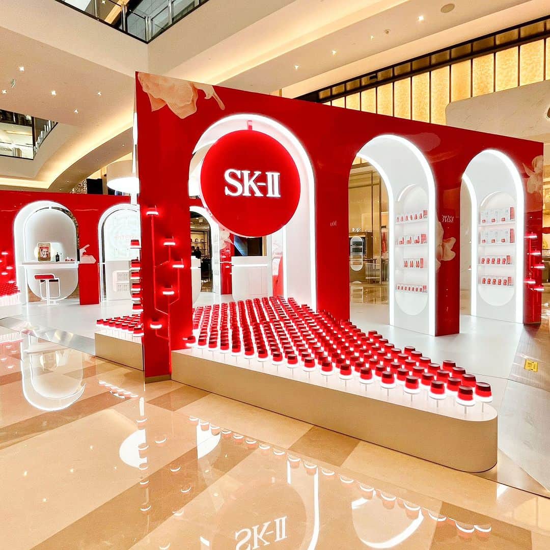 DFS & T Galleriaのインスタグラム：「Introducing the new SK-II SKINPOWER Advanced. Acting like a Seed of Youth, this new formulation targets the Aging Trigger Factor to stimulate skin regeneration for 10 years younger looking skin - firm, radiant, everblooming skin.  Discover your skin's age with SK-II's Mini Magic Scan and receive personalized skincare counselling at T Galleria by DFS, Macau, City of Dreams.  #DFSOfficial #DFSxSKII #DFSSkincare #SKII」