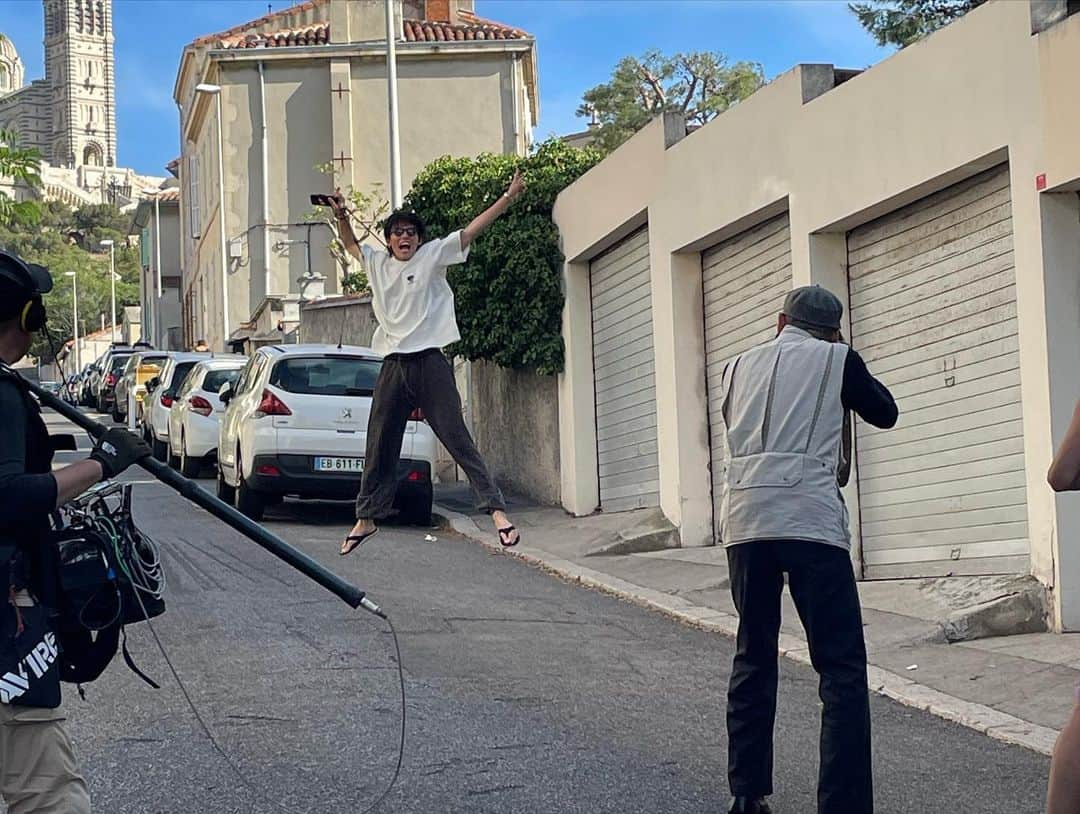 日向亘さんのインスタグラム写真 - (日向亘Instagram)「「チョイ住みin マルセイユ」 戦場カメラマンの渡部陽一さんとフランス南部の港町マルセイユで一週間共同生活していました。🇫🇷  やっとお知らせできた！笑  ほんとに笑いすぎた一週間だったなあ。 是非見て欲しいです！   #チョイ住み」11月13日 15時45分 - hyuga_wataru