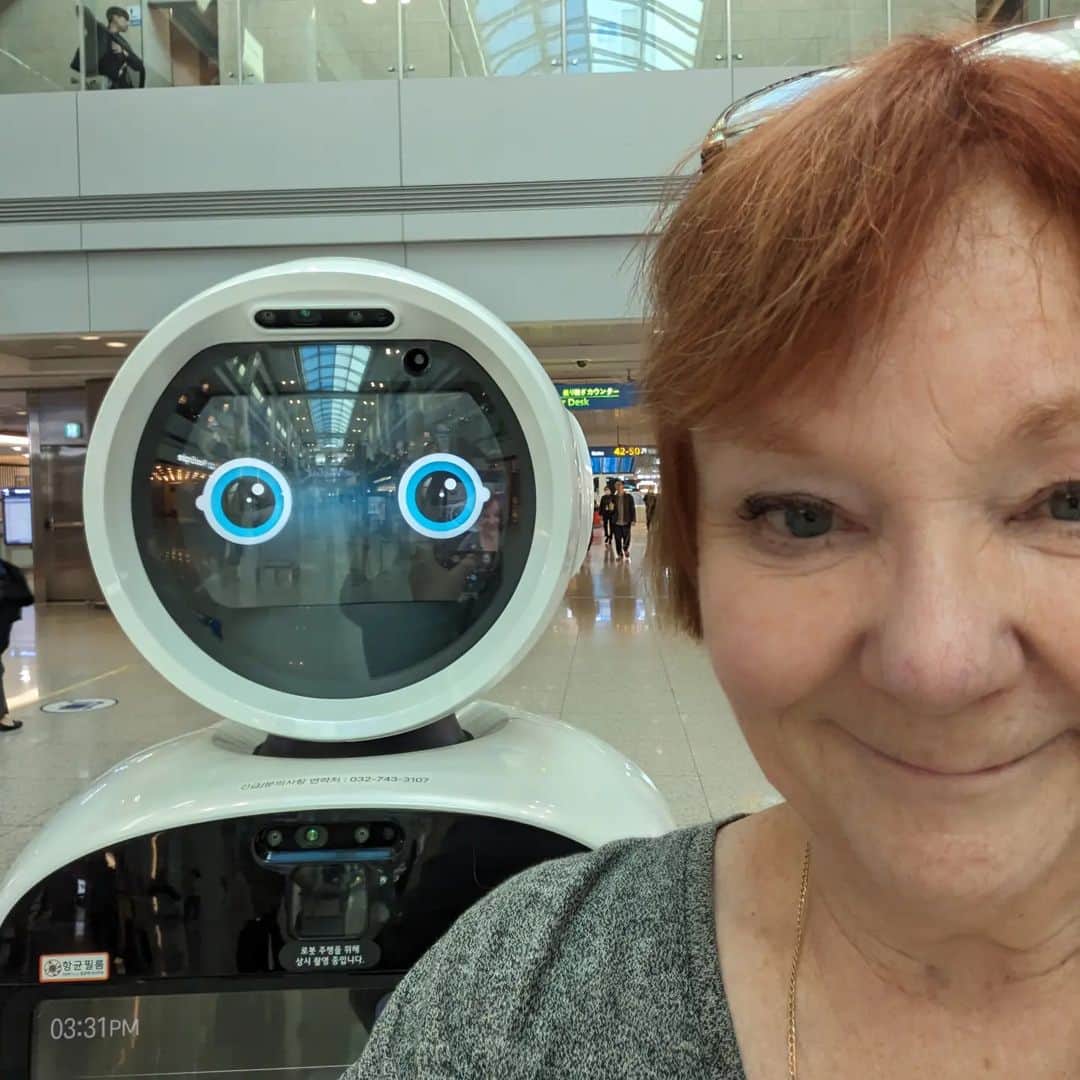 PJクォンのインスタグラム：「Hello Korea! (It's been too long!) Making new friends - #airstar the robot :)」