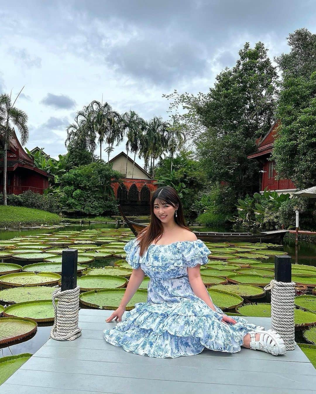 橘まりやのインスタグラム：「Ma Doo Bua in Phuket @madoobua.phuket   I went to charming cafe. The picturesque view adorned with an abundance of lotus leaves creates a serene and captivating atmosphere. Not only is the scenery breathtaking, but the food also very nice👍 If you wanna to take perfect shot, this cafe is an absolute gem✨  蓮の葉がふんだんに飾られた絵のような景色が味わえる素敵なカフェに行きました🍽景色はもちろん、ご飯も美味しかった👍 Amazonプライム「バチェラー シーズン4」のロケ地としても使われてました🎥素敵な写真を撮りたいなら、このカフェは絶対おすすめ😊  *追加料金を払えばドローンで上から撮影してくれたり蓮の葉に乗ることもできるみたい♫混みすぎてて3時間くらい待ちだったのでまりは諦めました😭  #phuket #madoobuaphuket  #singaporelife #singapore #singaporegirl #singaporeinsta #sginstagram #sginstagrammers #シンガポール在住 #シンガポールライフ #シンガポールおすすめ #シンガポール情報 #シンガポール美女 #シンガポール #シンガポール 生活 #シンガポールインスタグラマー #橘まりや #グラビア #グラドル  #pinupgirl #pinupmodel #bikinimodel  #sexy #japanesegirl #idol #그라비아 #偶像 #寫真偶像」