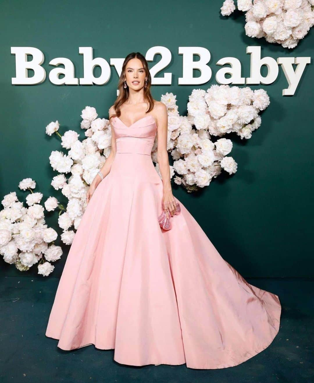 Monique Lhuillierさんのインスタグラム写真 - (Monique LhuillierInstagram)「Pretty in Pink! 🩷🎀 @alessandraambrosio #baby2baby #moniquelhuillier 📸 @bobby_pap_la」11月13日 15時53分 - moniquelhuillier