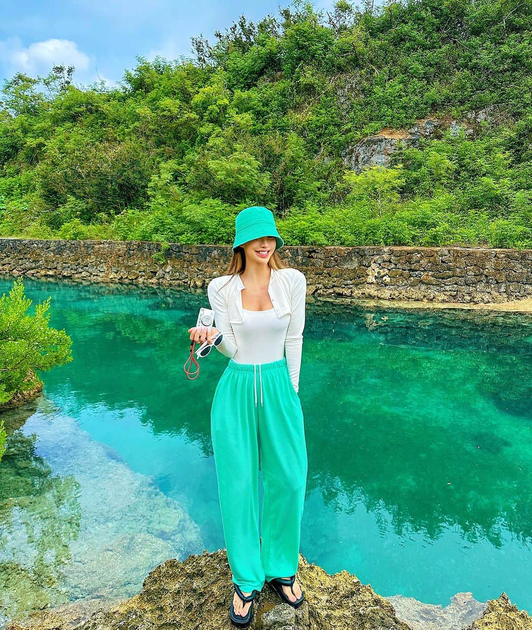 イェリさんのインスタグラム写真 - (イェリInstagram)「어쩌다보니 배경이랑 깔맞춤 우리가 사진찍는 스팟마다  갑자기 웨이팅 생김 뿌듯ㅋㅋㅋㅋ🤭💚💙 #블랭크나인 #AmeraldValley」11月13日 15時53分 - blank9_yerim