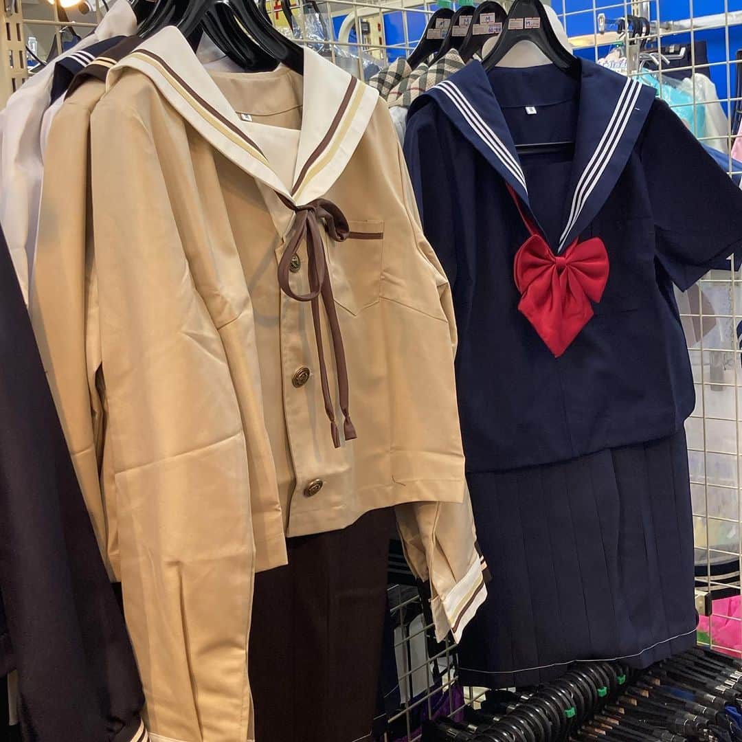 コスメイトプラスのインスタグラム：「「なんちゃって制服」が再入荷しました。国産や本物ほどのクオリティは不要、でも安っぽいのは…といったときにおすすめ。Mサイズのみ、現品限り。 #秋葉原  #コスプレ  #セーラー服」