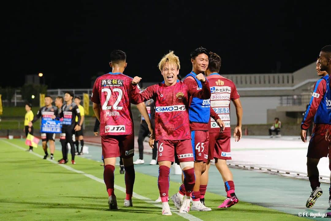 FC琉球のインスタグラム：「📷｜𝙋𝙃𝙊𝙏𝙊𝙂𝘼𝙇𝙇𝙀𝙍𝙔 11/11(土）HOMEGAME ［ON THE PITCH］ 🆚鹿児島ユナイテッドFC  #FC琉球  #FCRYUKYU  #沖縄  #okinawa  #琉球  #jleague #Jリーグ  #サッカー  #football  #soccer  #sfida  #ジンベーニョ  #沖縄とともに強くなる #ONEOKINAWA  #J30」