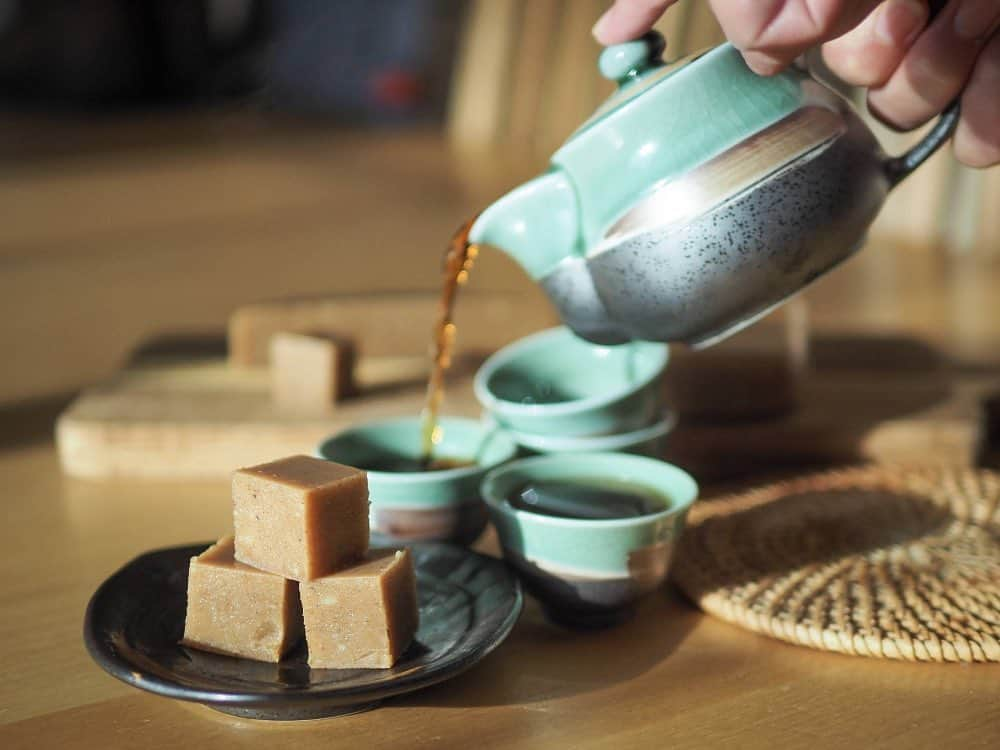 The Japan Timesのインスタグラム：「You can eat “yaki-imo” (baked sweet potatoes) as is for a delicious treat, but with a little effort, you can turn these morsels into a fun and easy introduction to the world of “wagashi” (traditional Japanese sweets).  With the simple addition of a few spices, this traditional Japanese treat can be transported to the Thanksgiving table — perfect if you’re already sick of pumpkin but haven’t yet had your fill of spice. Click on the link in our bio for a recipe for sweet potato “pie.”  📸: @everydaysimon  #japan #japanesecooking #baking #japanesefood #instafood #dessert #yokan #sweetpotato #sweetpotatopie #recipe #recipes #japantimes #日本 #日本料理 #料理 #甘いもの #デザート #羊羹 #焼き芋 #いも #芋 #レシピ #ジャパンタイムズ #🍠」