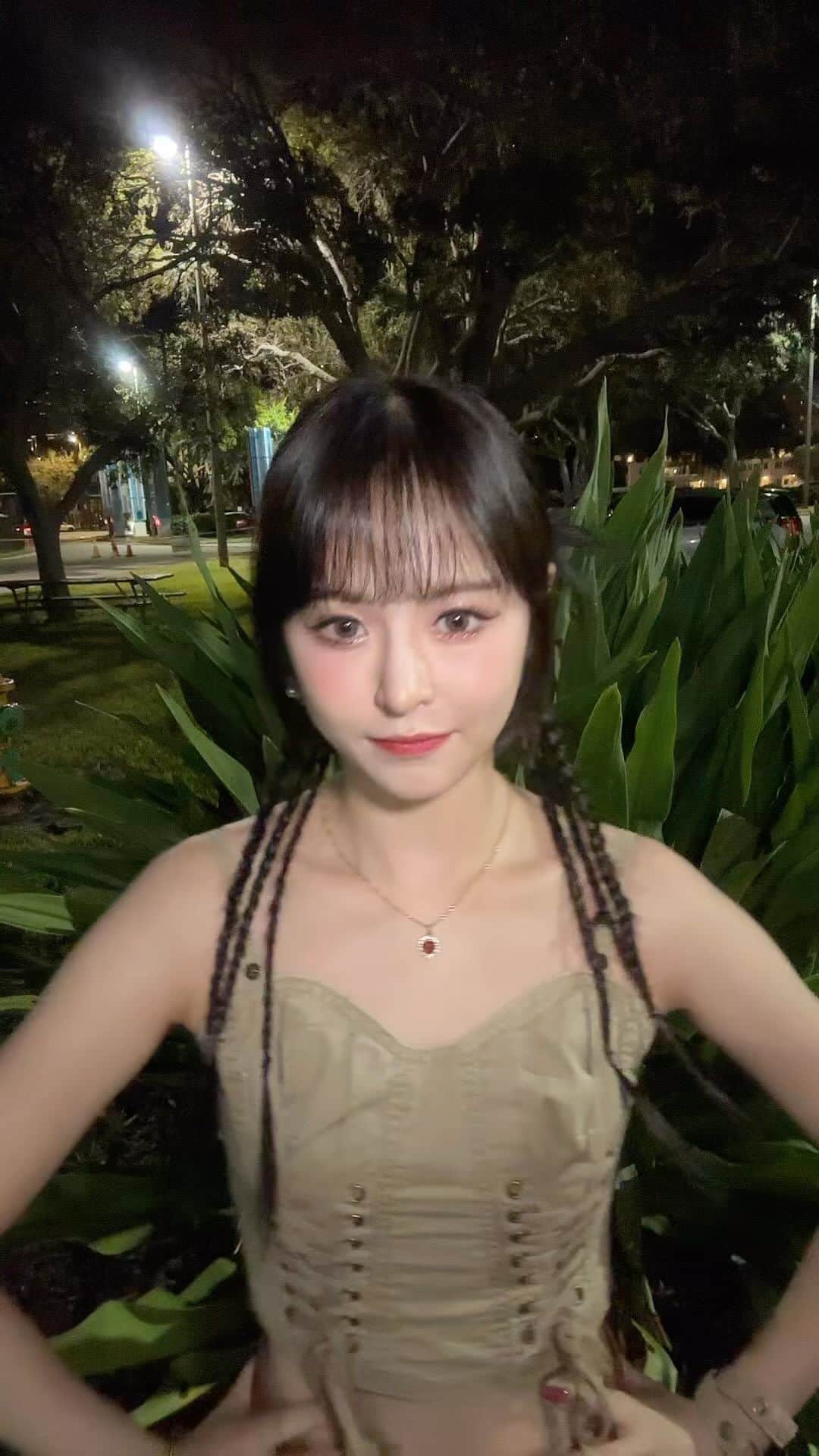 EVERGLOWのインスタグラム：「포에버에게 right now 달려가는 중💃🏻💞 #EVERGLOW #에버글로우 #이유 #EU #ALL_MY_GIRLS_IN_US #RightNow챌린지 #RightNowChallenge」