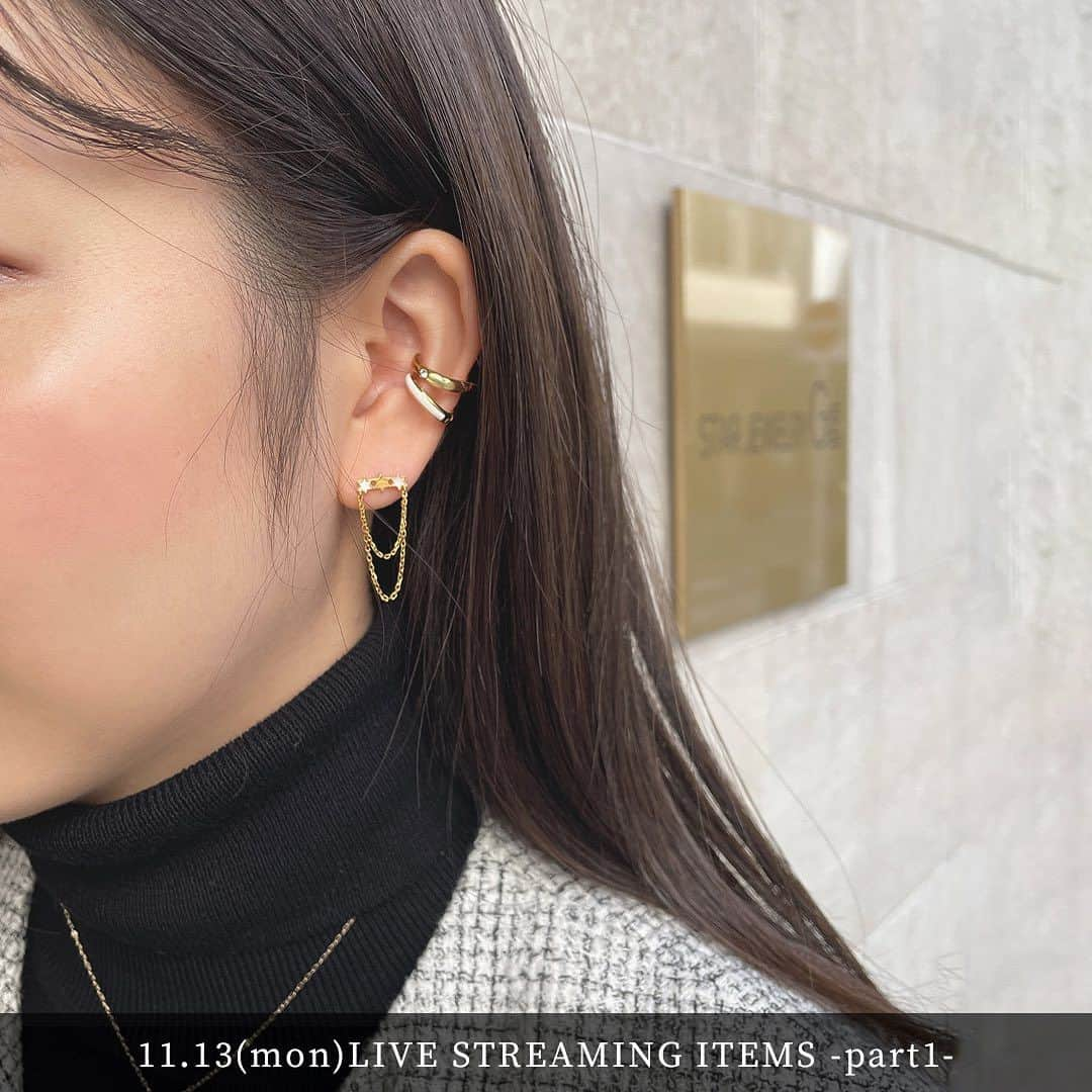 STAR JEWELRY Girlのインスタグラム：「-11.13ライブ配信「冬服にマッチするカラフルジュエリー」紹介アイテム-  人気のエナメルシリーズに、POPな新作が登場！ GIRL'S STARを連ねたシルエットにエナメルが配置された目を引くシリーズ。  HANGING CHAIN PIERCEというシャンデリアの様に揺れるタイプのピアスは動くたびチェインがキラキラと煌めきます！  深いカラーのグリーンエナメル×シルバーと、ホワイトエナメルに華やかなゴールドの作り。 片方からの販売のため、アシンメトリーな着けこなしもお楽しみいただけます♪  胸元は、今だけの特別な輝きのWINTER LIMITEDアイテムで飾って。  —————————  配信内容はHPよりご覧いただけます。 スタージュエリーガールプロフィール画面のブランド紹介内にHPのリンクがございます。 HPのトップページ、下部の「MOVIE」よりアーカイブをご覧いただけます。  #ENAMELSTAR #enamel #エナメル #necklace #ネックレス #pierce #ピアス #earcuff #イヤーカフ #gold #ゴールド #silver #シルバー #jewelry #ジュエリー #スタージュエリーガール #STARJEWELRYGIRL」