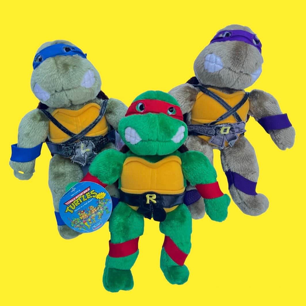 おもちゃやSPIRALのインスタグラム：「1989 Turtles Plush入荷しました！  久しぶりの入荷です✨ ラファエロは、Dead Stock!」