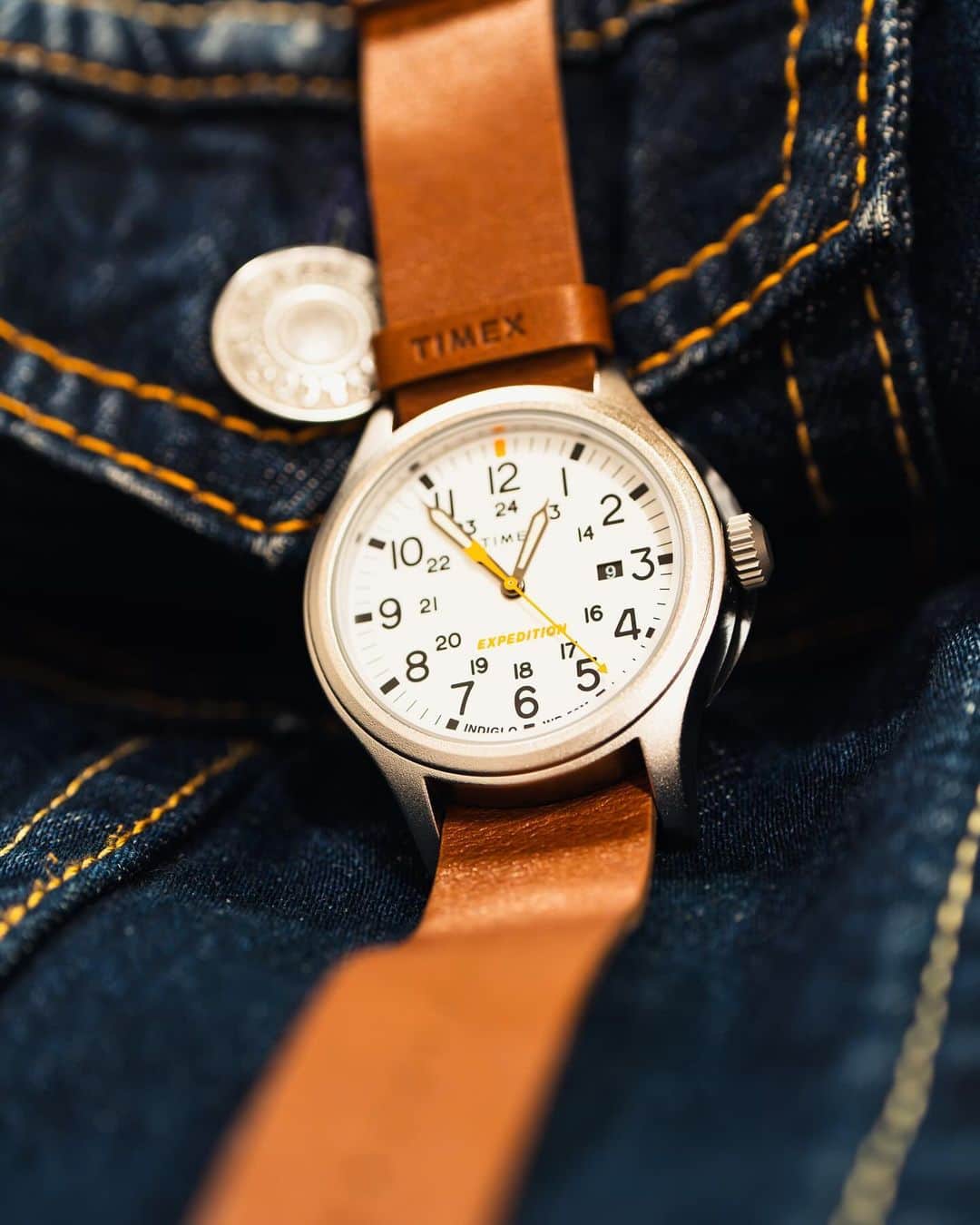 時計倉庫TOKIA 公式アカウントのインスタグラム：「⌚️ 【商品紹介】 TIMEX 品番: TW2V07600  今回はTIMEXのお時計をご紹介します！ TIMEXがもつ長い腕時計に対する歴史を基に、現代のライフスタイルからインスピレーションを得た、そんなデザインが特徴的なお時計です。 肌馴染みのいいレザーのベルトは、裏蓋を覆っているデザインなので金属アレルギーの方でも付けることが可能だと思います。また白、グレー、オレンジの3色でまとめられたデザインや、リューズを押し込むと文字盤全体が光るなど時間の確認がしやすい要素が盛り込まれた一本です。  大きさや実際の色味など、ぜひ店頭でお試しください！スタッフ一同、心よりお待ちしております🙇‍♀️  ……………………………………………………….................  ☟オンラインショップはプロフィールURLから☟ @tokia_official  ……………………………………………………….................  #時計倉庫 #時計倉庫tokia #腕時計 #watch #手表 #腕元倶楽部 #腕時計好きな人と繋がりたい #timex #timexwatch #タイメックス」
