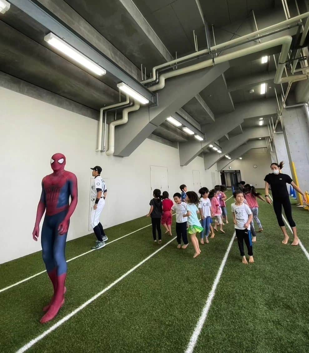 Japanese Spidermanさんのインスタグラム写真 - (Japanese SpidermanInstagram)「夢のコンビが贈るスポーツ教室？！⁡ .⁡ スパイダーマンとイチローが楽しくスポーツ指導中🎉⚽️ 子供たちに技と情熱を伝えました🌟⁡ .⁡ と言ってもこの方はイチローではなく、⁡ 「細かすぎて」や「水曜日のダウンタウン」でお馴染みのニッチローさん⚾　⁡ .⁡ ホンモノに近づく姿勢や拘りは一緒にいて勉強になりました✊⁡ .⁡ 因みに、二人ともホンモノに近いニセモノ（笑）⁡ .⁡ なにはともあれ子供たちの笑顔が最高の報酬でした🧒👧💰⁡ .⁡ #週末ヒーロー#スパイダーマン#マーベル⁡ #ハロウィン#spiderman#marvel#アベンジャーズ#コスプレ#cosplay#ヒーロー#ブラックパンサー#アイアンマン#蜘蛛侠#avengers#マーベルズ#イチロー#子供#子ども教室#スポーツ」11月13日 16時01分 - takemix5271