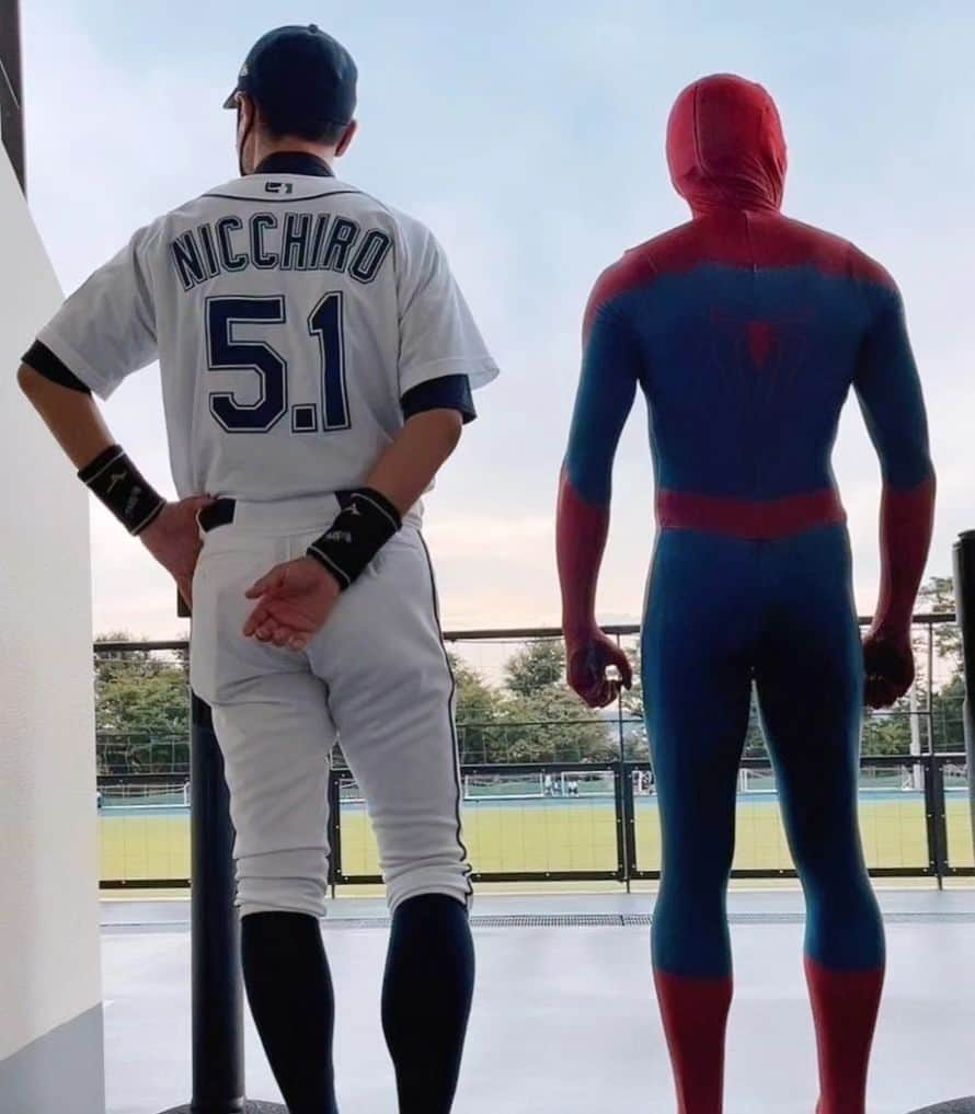 Japanese Spidermanさんのインスタグラム写真 - (Japanese SpidermanInstagram)「夢のコンビが贈るスポーツ教室？！⁡ .⁡ スパイダーマンとイチローが楽しくスポーツ指導中🎉⚽️ 子供たちに技と情熱を伝えました🌟⁡ .⁡ と言ってもこの方はイチローではなく、⁡ 「細かすぎて」や「水曜日のダウンタウン」でお馴染みのニッチローさん⚾　⁡ .⁡ ホンモノに近づく姿勢や拘りは一緒にいて勉強になりました✊⁡ .⁡ 因みに、二人ともホンモノに近いニセモノ（笑）⁡ .⁡ なにはともあれ子供たちの笑顔が最高の報酬でした🧒👧💰⁡ .⁡ #週末ヒーロー#スパイダーマン#マーベル⁡ #ハロウィン#spiderman#marvel#アベンジャーズ#コスプレ#cosplay#ヒーロー#ブラックパンサー#アイアンマン#蜘蛛侠#avengers#マーベルズ#イチロー#子供#子ども教室#スポーツ」11月13日 16時01分 - takemix5271