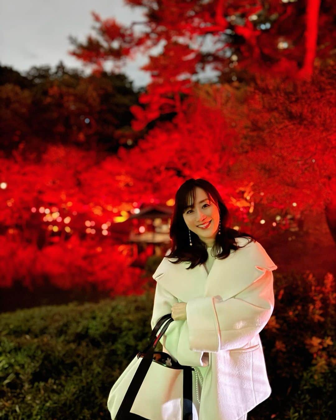 村上麻衣のインスタグラム：「🍁TOKYO RED GARDEN🍁  江⼾時代より続く約400年の歴史を紡いできた ⼋芳園の⽇本庭園を、 赤⼀⾊に彩るライトアップ。  真っ赤で幻想的な世界でした🍂🍁  #八芳園#もみじ #紅葉スポット #紅葉 #もみじ狩り #夜景 #夜景スポット #夜景倶楽部 #夜景が綺麗 #tokyo」