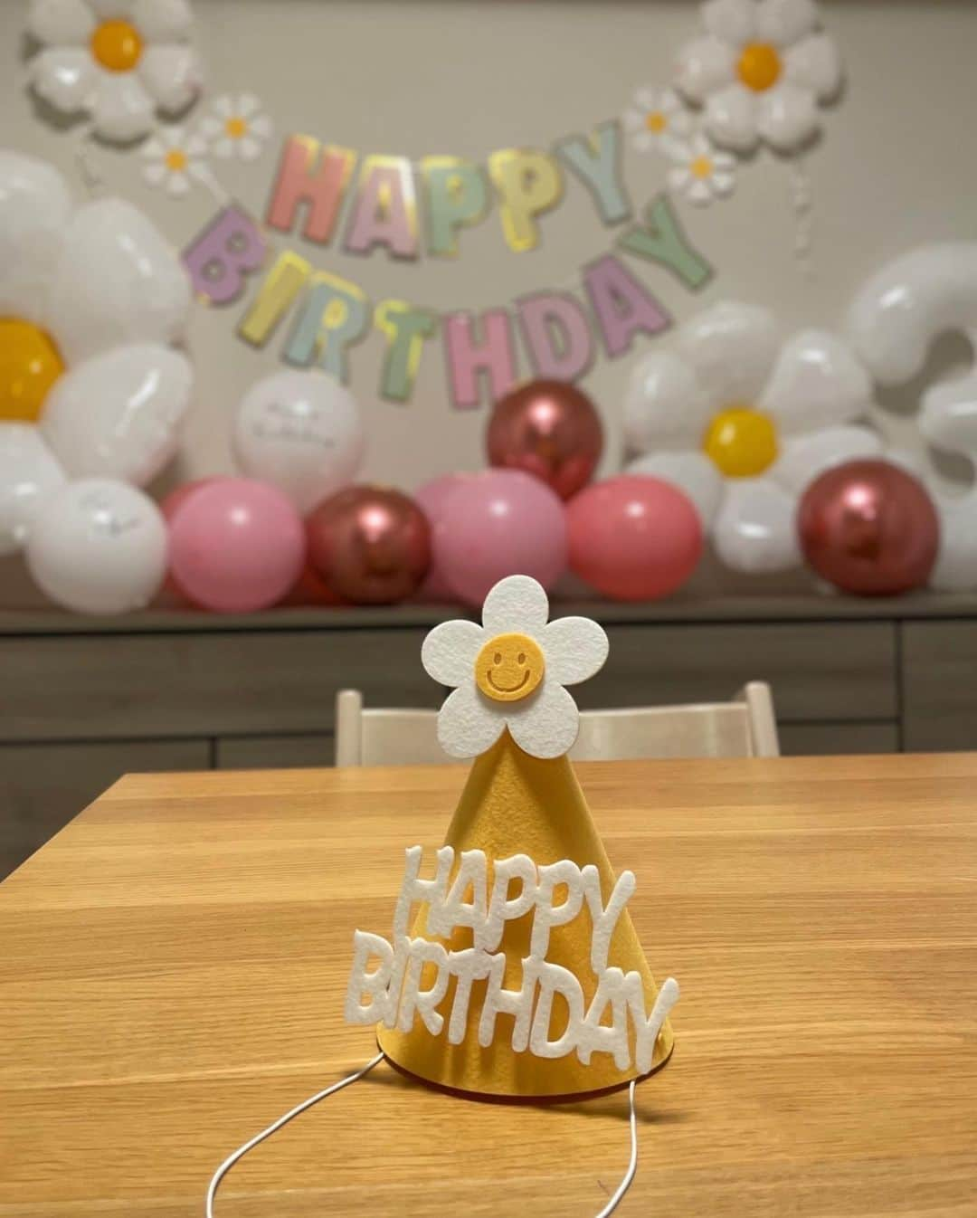 藤澤恵麻のインスタグラム：「⁡ ⁡ 次女が3歳の誕生日を迎えました。 少しお喋りが上手になり、自分の誕生日も理解するようになって、一年の成長を感じます。 ⁡ 一生懸命にロウソクを吹き消そうとする姿が愛らしく、まだこんなに幼いと思う気持ちと、もう3歳かと思う気持ちが入り混じり、胸がジーンとしました。 ⁡ これからも元気ですくすくと大きくなってね。 ⁡ ⁡ #恵麻 #ema #キッズ #誕生日 #birthday #3歳 #飾り付け #誕生日ケーキ #おめでとう」