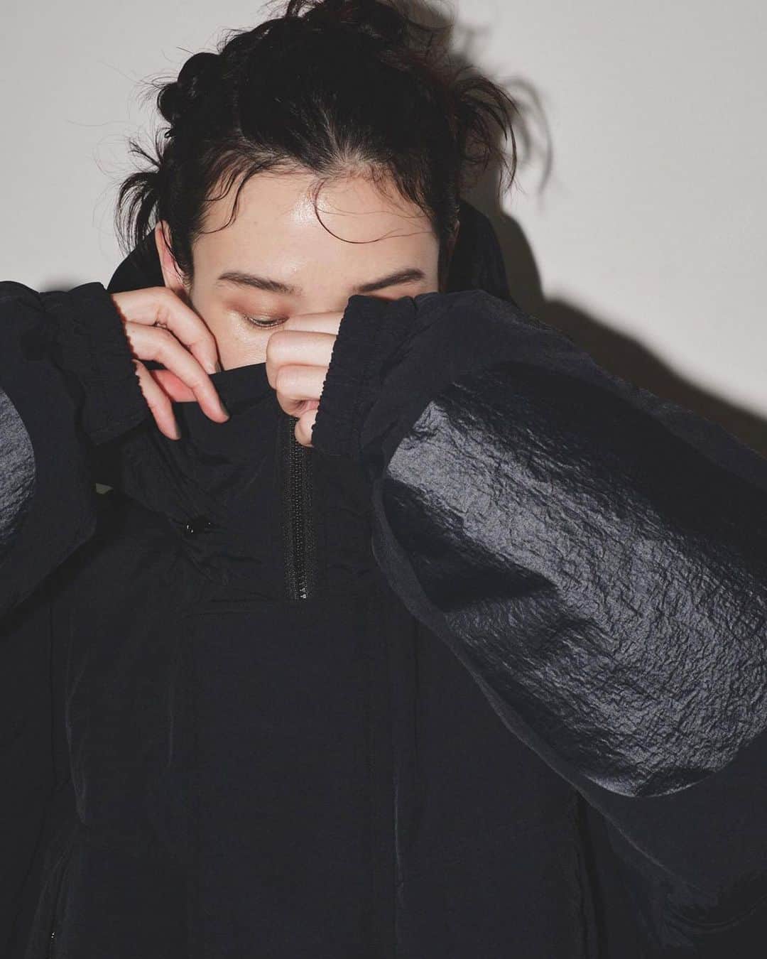 のインスタグラム：「11.10（ fri ）in stock  Monster Down Coat （ olive / black ）  ビッグシルエットで圧倒的な存在感が魅力のモンスターダウンコート。元々は、アメリカ軍の特殊部隊のために開発されたことが由来のコート。古着のような風合いで、包み込むような暖かさと軽さが特徴的です。国内の生地を使用し、ファスナーの引手用のコードやマジックテープなど細かいディティールまでこだわった今季おすすめのコートです。  #lifes #todayful」
