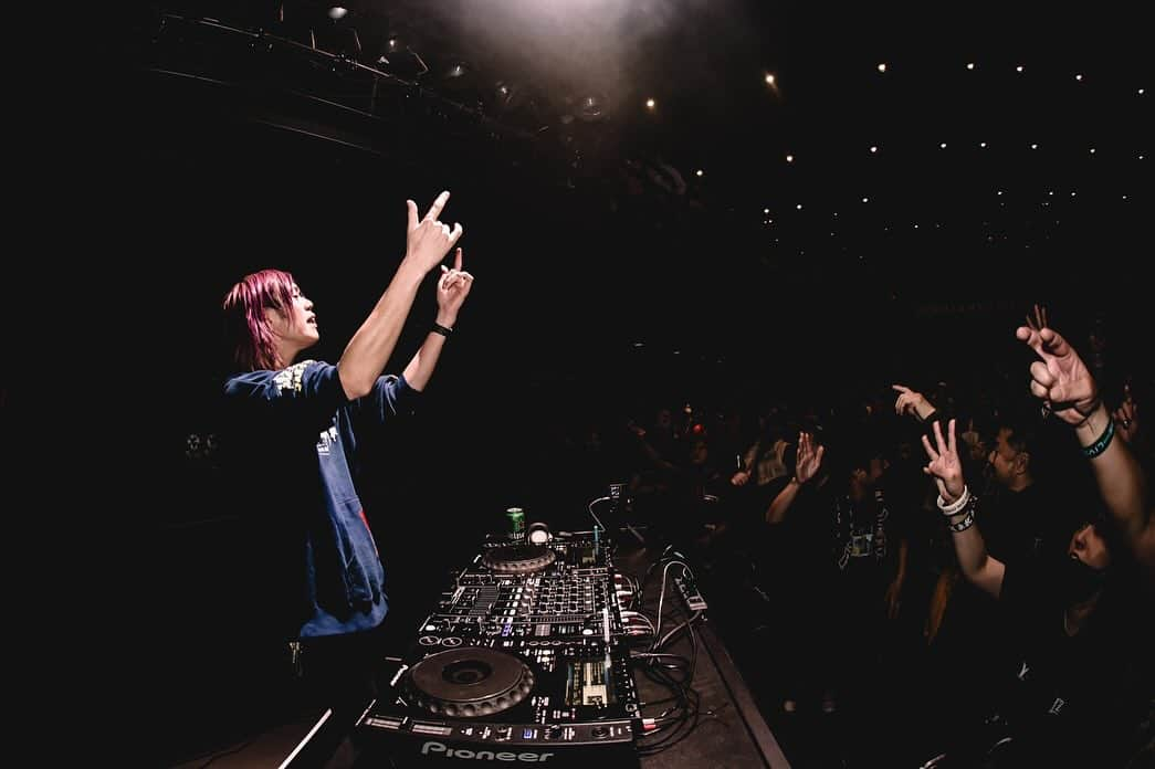 安床武士のインスタグラム：「【DJナオミチ】 オープンからとEXTREME SHOWCASEでのDJでがっちり盛り上げてくれたDJナオミチ(KNOCK OUT MONKEY) @naomichi_kom_rideme   w-shunの飛び込み参加でまさかの…(後は会場にいた方の思い出の中で) これもまた今までに見た事がないDJタイムとなりました🔥 @kom.w_shun  @kom_official1002   Photo by @msmrk_0516 .  #ROLLINROCK #RIR #LZBN #安床武士 #knockoutmonkey」