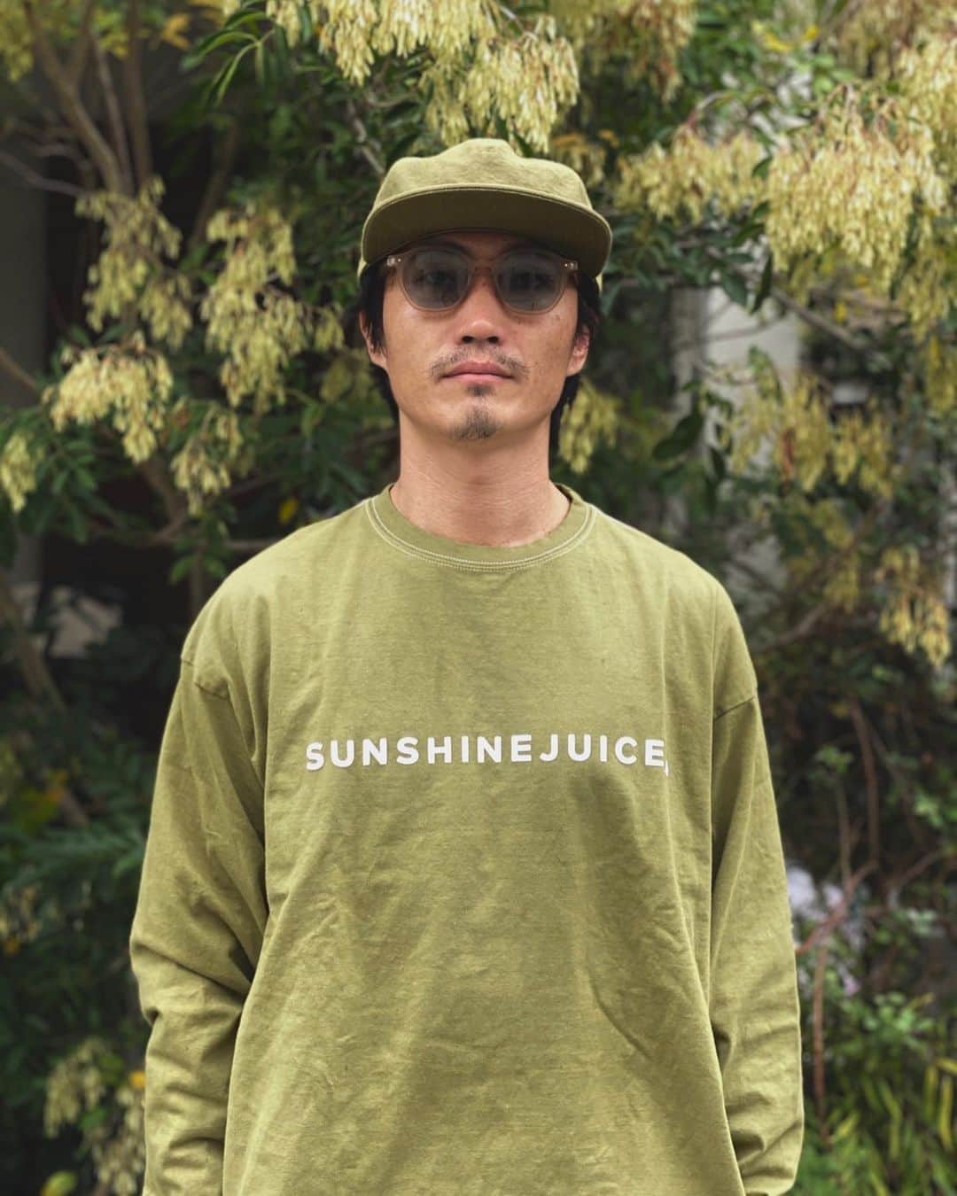 Sunshine Juiceのインスタグラム：「stay juicy , feel the plant prana 🌞🌈🥬🌀  ジュースの搾りカス染め 長袖Tシャツ(ケール)  キャップ (ケール)   kale juice pulp dyed L/S tee, hat.   model: @fujisound  #stayjuicy」