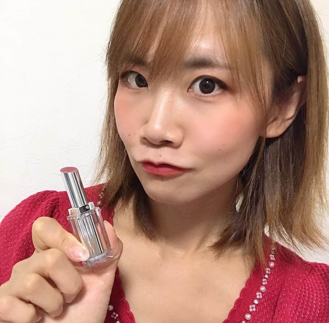 葵さんのインスタグラム写真 - (葵Instagram)「WAKMEMAKEさま @wakemake_japan  デュイジェルグレーズスティックを試してみたよ！  WAKMEMAKEは韓国オリーブヤングのプライベートブランド。 10月に日本初上陸し、現在はロフト、プラザ、@cosmeで販売しております！ デュイジェル　グレーズスティック ・ウォーミングコーラル04 ・オータムグレーズ07 の2色をためしてみたよ！  04は少しオレンジぽい明るいカラーに！ 07は落ち着いた赤いカラー！ 今日は07で1日頑張りましょう♪ #PR#リップ #wakemake#デュイジェルグレーズスティック @remake_official」11月13日 7時21分 - dolphin_coconut