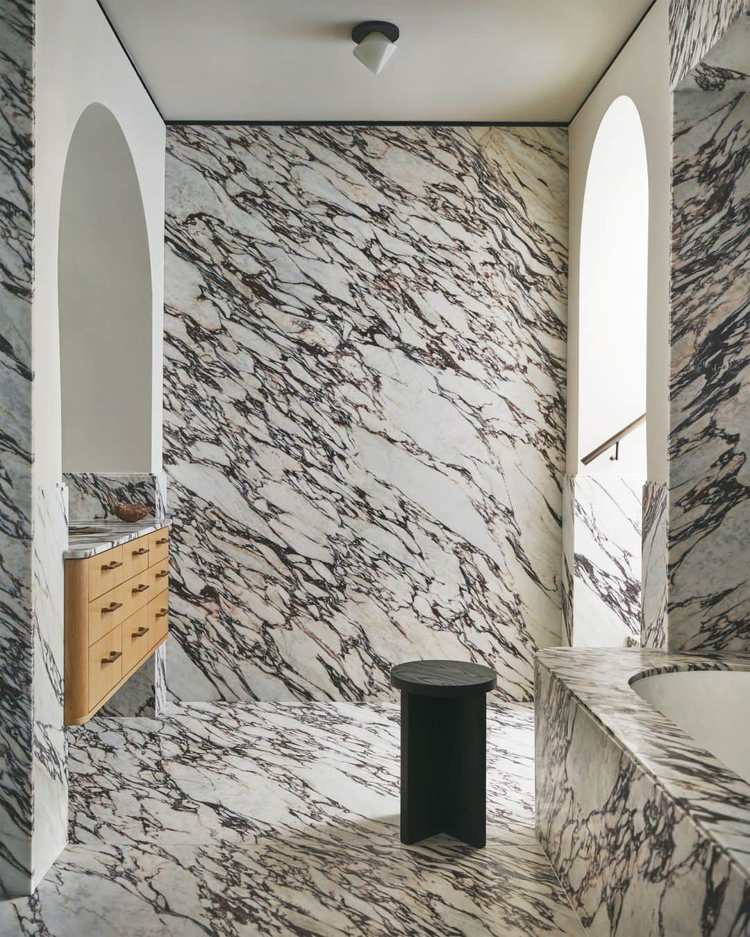 ELLE DECORのインスタグラム：「Virtually every square inch of this bathroom is clad in luxurious Calacatta viola marble, a stone defined by deep plum ripples. It’s just the kind of maximalist move you’d expect from Kelly Wearstler (@kellywearstler), who brought this historic Tudor Revival into the 21st century. “The house has an old soul, and we gave it a new spirit,” Wearstler sums up.   Click the link in the bio to tour the rest of this Toronto home, as featured in our November 2023 issue. Written by @laurenomics. Photographed by @a_gaut. Architecture by @lornerosearch.」