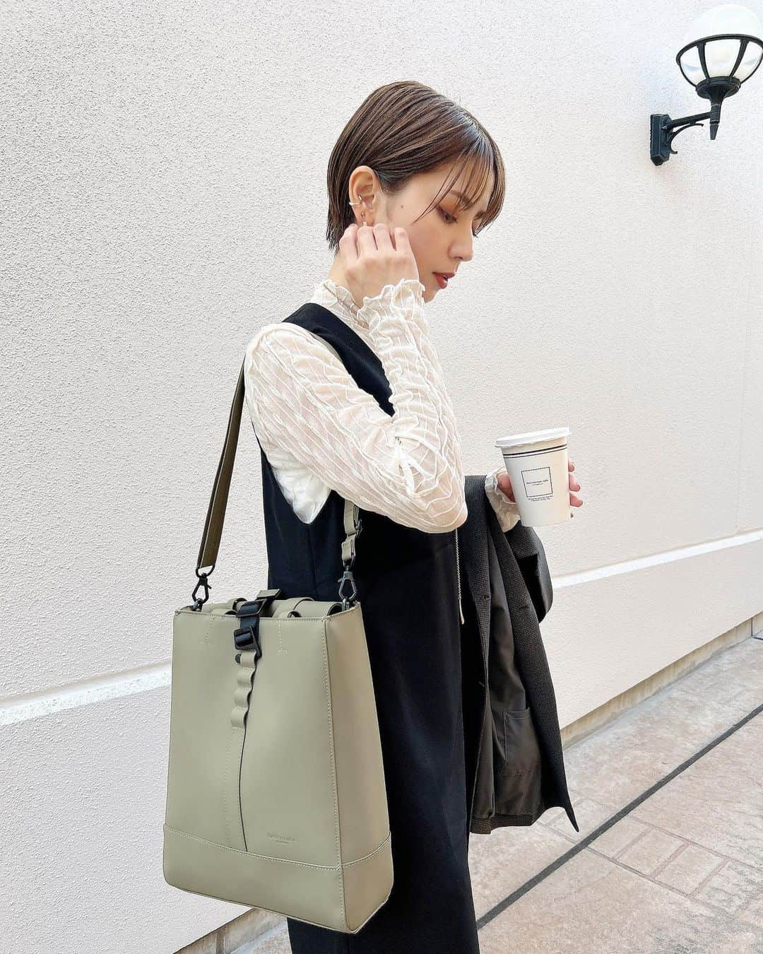 筒井愛実さんのインスタグラム写真 - (筒井愛実Instagram)「．　 @gastonluga のPCもスポッと入るサイズ感のbag💻  形が潰れにくく、雨もはじく素材も推せる☔️  ブラックフライデーで全品25％OFFセール 🥳 期間限定でエコギフトトートLのプレゼントがあります。 ※数量限定・なくなり次第終了 キャンペーン中クーポンコード併用不可。  送料無料で返品期間は60日間です📦  https://gastonluga.com/jp/  ． #PR #GastonLuga#ガストンルーガ#glbf23 #code #ootd #30代コーデ #30代ファッション  #ママコーデ #ママファッション #大人コーデ #outfit #大阪ママ #関西ママ #男の子ママ」11月13日 7時31分 - manamin_158cm