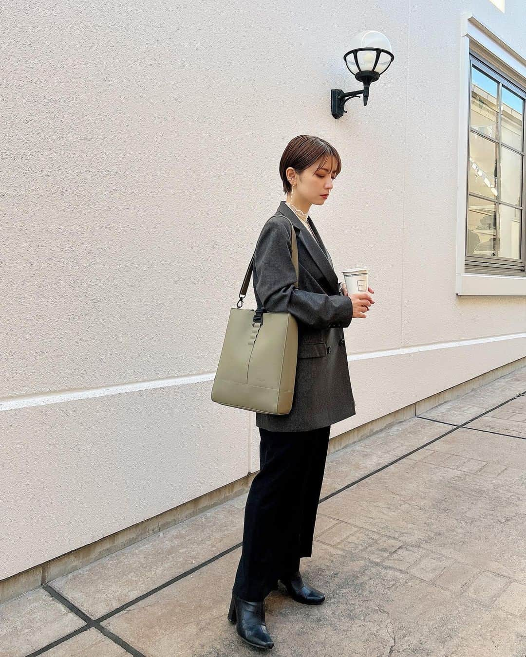 筒井愛実さんのインスタグラム写真 - (筒井愛実Instagram)「．　 @gastonluga のPCもスポッと入るサイズ感のbag💻  形が潰れにくく、雨もはじく素材も推せる☔️  ブラックフライデーで全品25％OFFセール 🥳 期間限定でエコギフトトートLのプレゼントがあります。 ※数量限定・なくなり次第終了 キャンペーン中クーポンコード併用不可。  送料無料で返品期間は60日間です📦  https://gastonluga.com/jp/  ． #PR #GastonLuga#ガストンルーガ#glbf23 #code #ootd #30代コーデ #30代ファッション  #ママコーデ #ママファッション #大人コーデ #outfit #大阪ママ #関西ママ #男の子ママ」11月13日 7時31分 - manamin_158cm