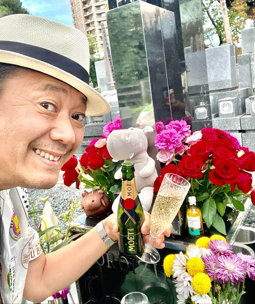 のインスタグラム：「おはようございます☀️❗️ 無事帰国致しました。 何はともあれ、まずは女房に帰国のご挨拶。 たった一週間前なのに怖い程、暖かかった日本がエクアドル帰りの薄着には身に染みる程の凛とした空気の冷たさ。 身が引き締まる心地よい寒さであります。 エクアドル滞在は52時間程でしたが寝る時間も惜しむ程の充実した日々でありました。 「鉄は熱い内に打て❗️」 午前中は少し休んで午後からはエクアドルで受けた刺激、学び、感謝などを直ぐにYOROIZUKAの今後に反映していきます。 皆様、乞うご期待‼️ #toshiyoroizuka #鎧塚俊彦　#トシヨロイヅカ　#エクアドル　#ショコラ」