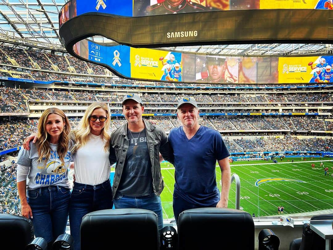 ピーター・ファシネリさんのインスタグラム写真 - (ピーター・ファシネリInstagram)「Sunday Football @sofistadium  @chargers #LetsgoChargers」11月13日 7時42分 - peterfacinelli