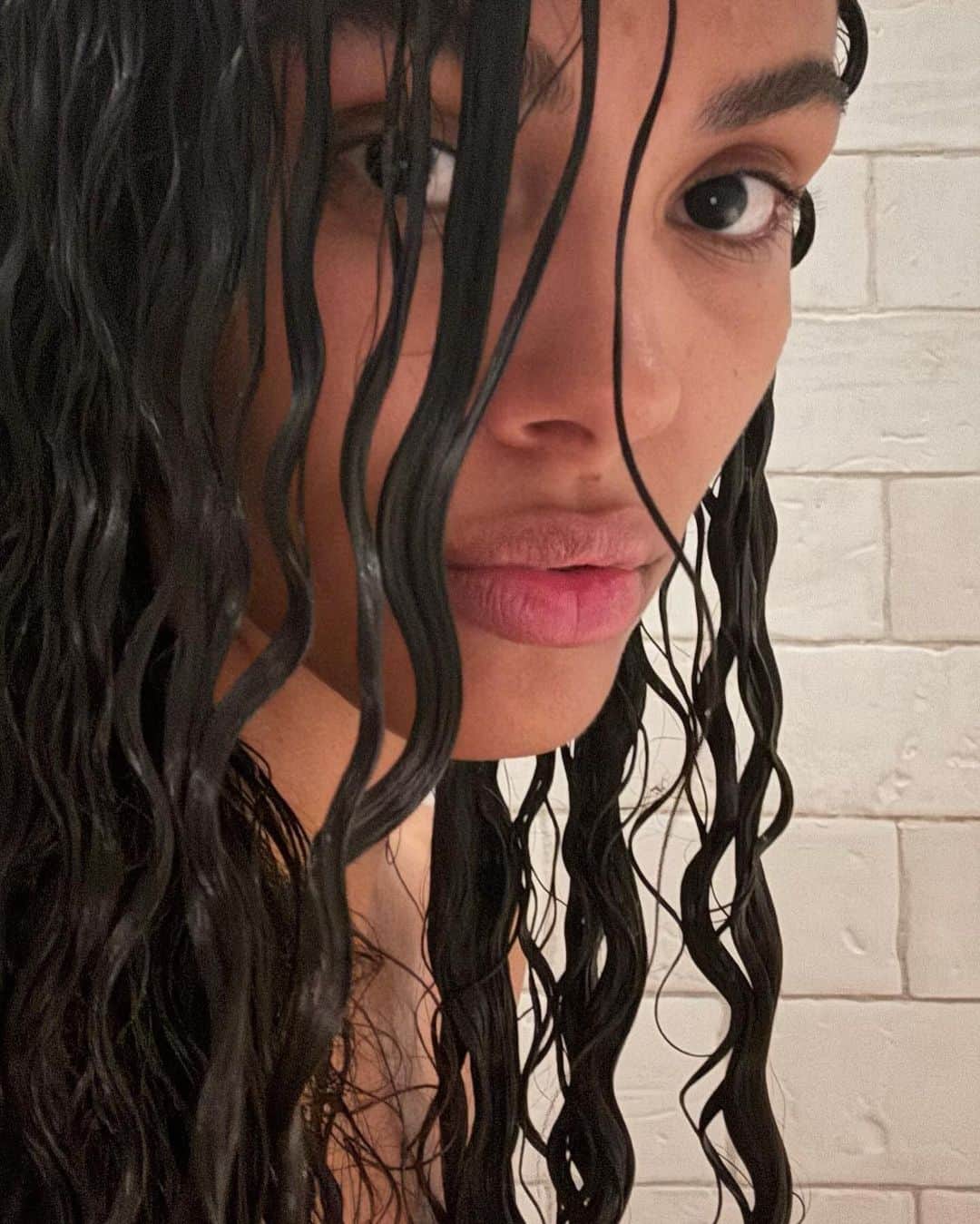 Vogue Beautyのインスタグラム：「If you’ve been on social media lately, you’ve probably seen the viral everything-shower trend. If not, it’s exactly as its name suggests: a shower in which you indulge in every single one of your cleansing, exfoliating, shaving, and moisturizing routines—basically the equivalent of spending a few leisurely hours at the spa without ever leaving your bathroom. But it’s probably￼ not something you should do every day. ￼At the link in our bio, experts share how often you should actually be showering. ￼#regram: @tinakunakey」