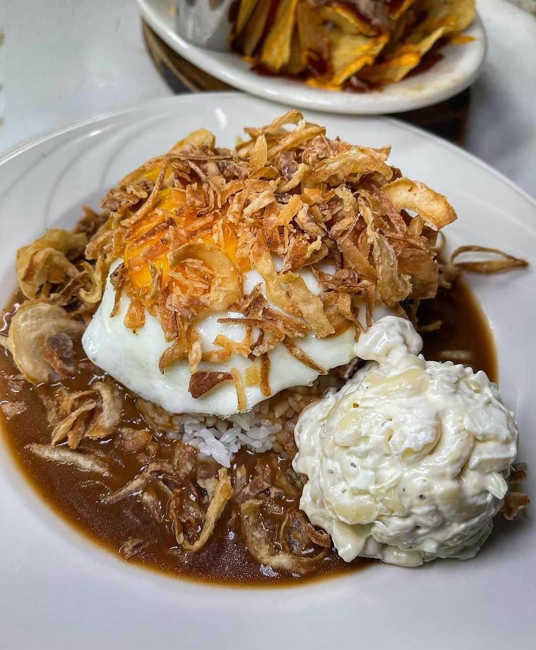 alohatable_waikikiのインスタグラム：「Customize your Loco Moco to your liking! Pictured above is our Loco Moco with fried onions and a side of macaroni salad! Comment below what you would like on yours!!  #zetton #locomoco #hawaiian #classic #customize #macsalad #waikiki」