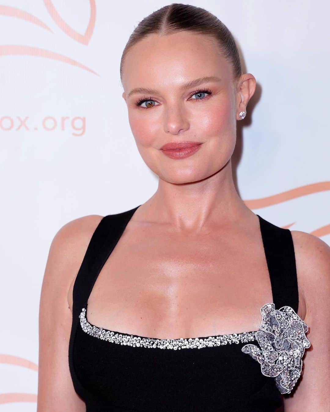 Hung Vanngoのインスタグラム：「#KateBosworth (@katebosworth) in @oscardelarenta last night in New York attending The Michael J. Fox Foundation Hosts A Funny Thing Happened On The Way To Cure Parkinson Benefit 🖤⭐️💫✨⭐️. Styled by @samanthamcmillen_stylist  💇🏻‍♀️ @harryjoshhair assisted by @dawsonhiegert  💄 @hungvanngo assisted by @jaydenhopham 📷 @michaelloccisano @gettyimages」