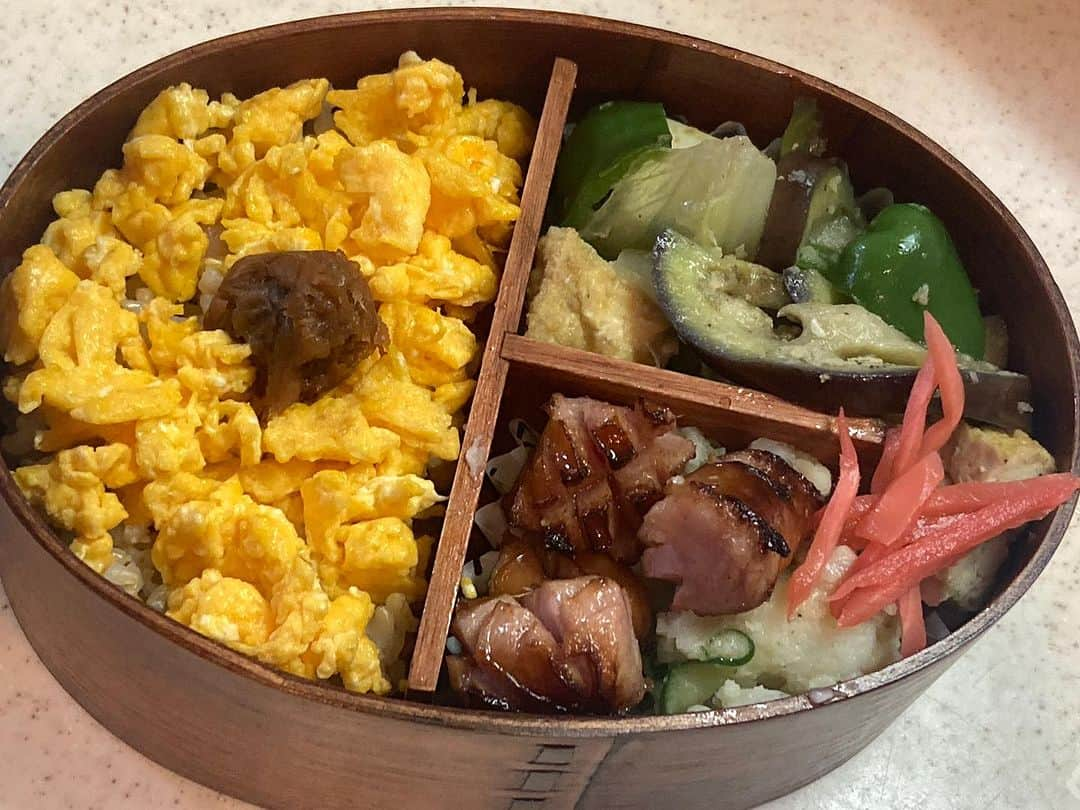 柳家さん生のインスタグラム：「11/13本日のお弁当🍱 茄子レタスマヨ炒め ポテトサラダ ウインナー炒め スクランブル玉子 梅干し、紅生姜 玄米ご飯🍚」