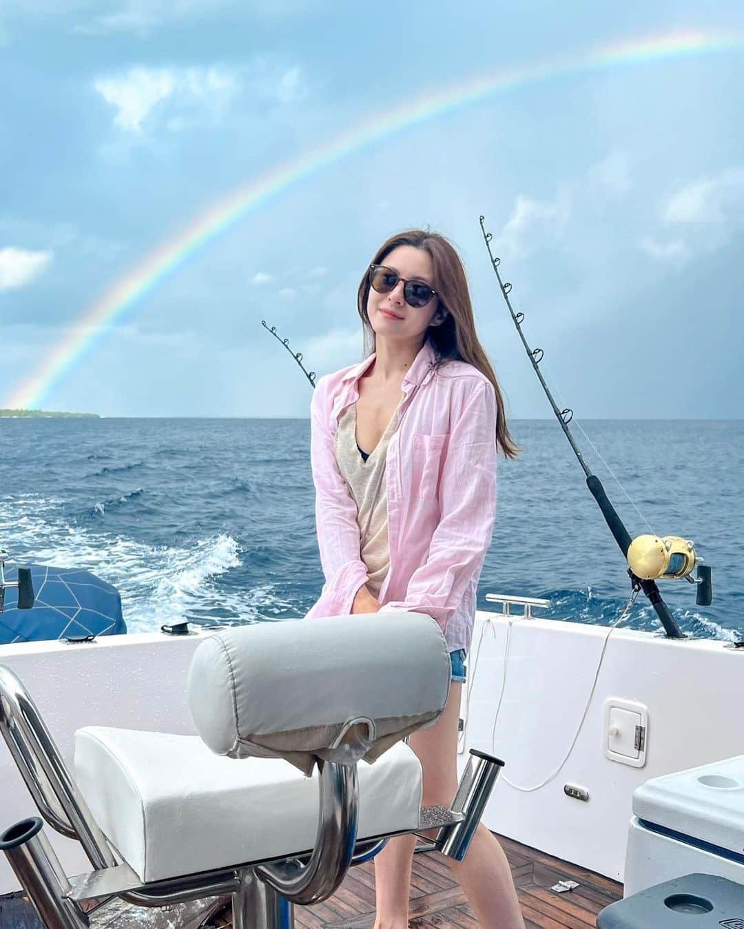 ASUKAのインスタグラム：「. Fishing 🎣   お魚もすごかったけど、海から出てる虹が全部見れたことが嬉しかった🌈  #maldivestrip #モルディブ旅行 #リゾートライフ #海外旅行 #魚釣り #虹  #sサイズコーデ #おちびコーデ #リゾートコーデ」