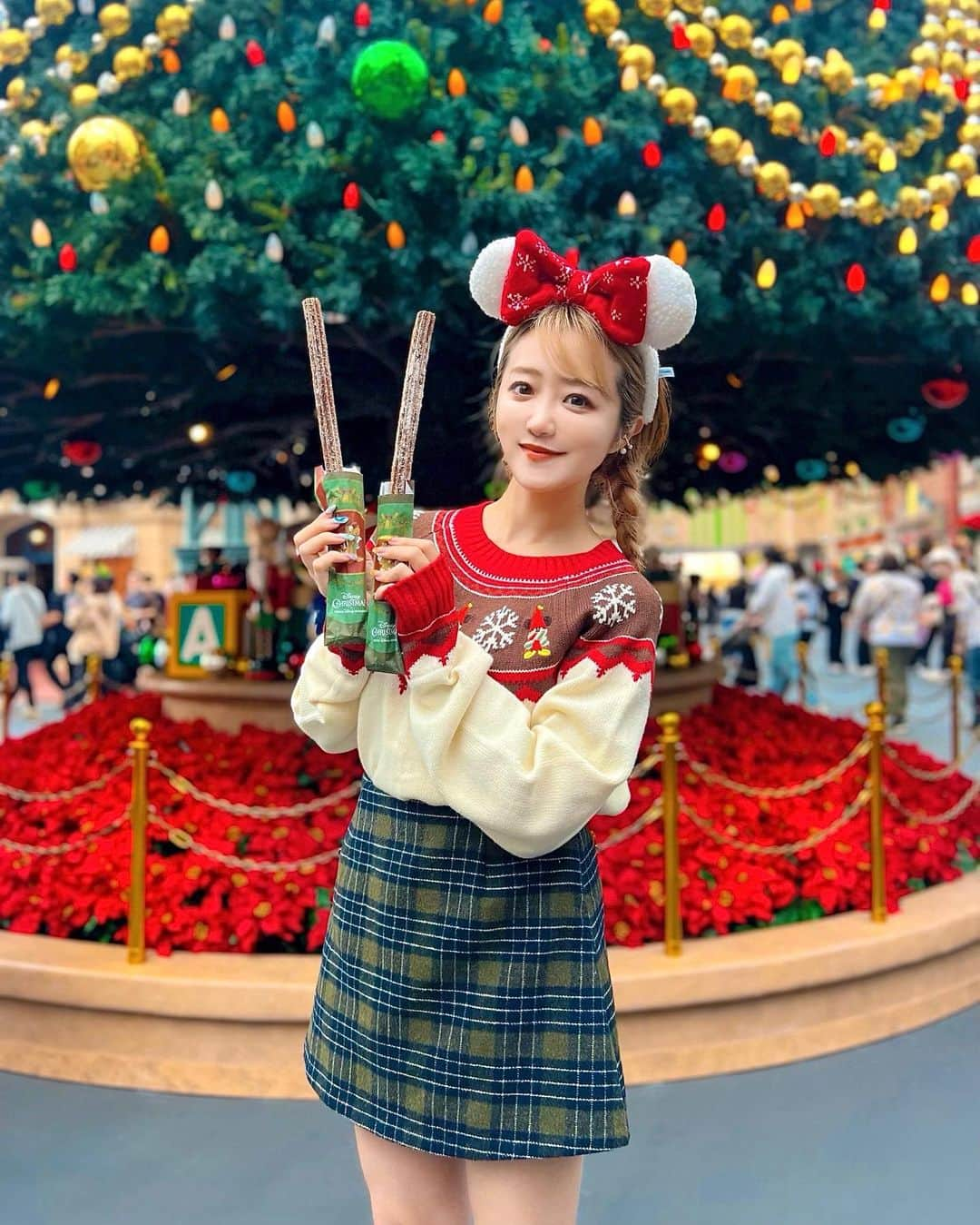 中島絢乃さんのインスタグラム写真 - (中島絢乃Instagram)「🎄❤️🧶  .  一気にクリスマスな気温になったね🥶❤️🎄  今年はまだまだいけると思って 油断しまくっていたので 突然の寒さに体も気持ちも追いつけません🥶🧊  次のインからは もっともこもこしていかないとだ🥶💭🧣  .  写真はワールドバザール💫❤️💚 チュロス食べながらツリー見たよ👀🧣 次はもっとゆっくりデコレーション見て回りたいな🎄  〰〰〰️〰〰〰〰️〰 #disneysisters_jp ☜中島姉妹ディズニー投稿まとめ @nakajimasisters_jp ☜姉妹アカウント🎄」11月13日 7時51分 - nakajima_ayano