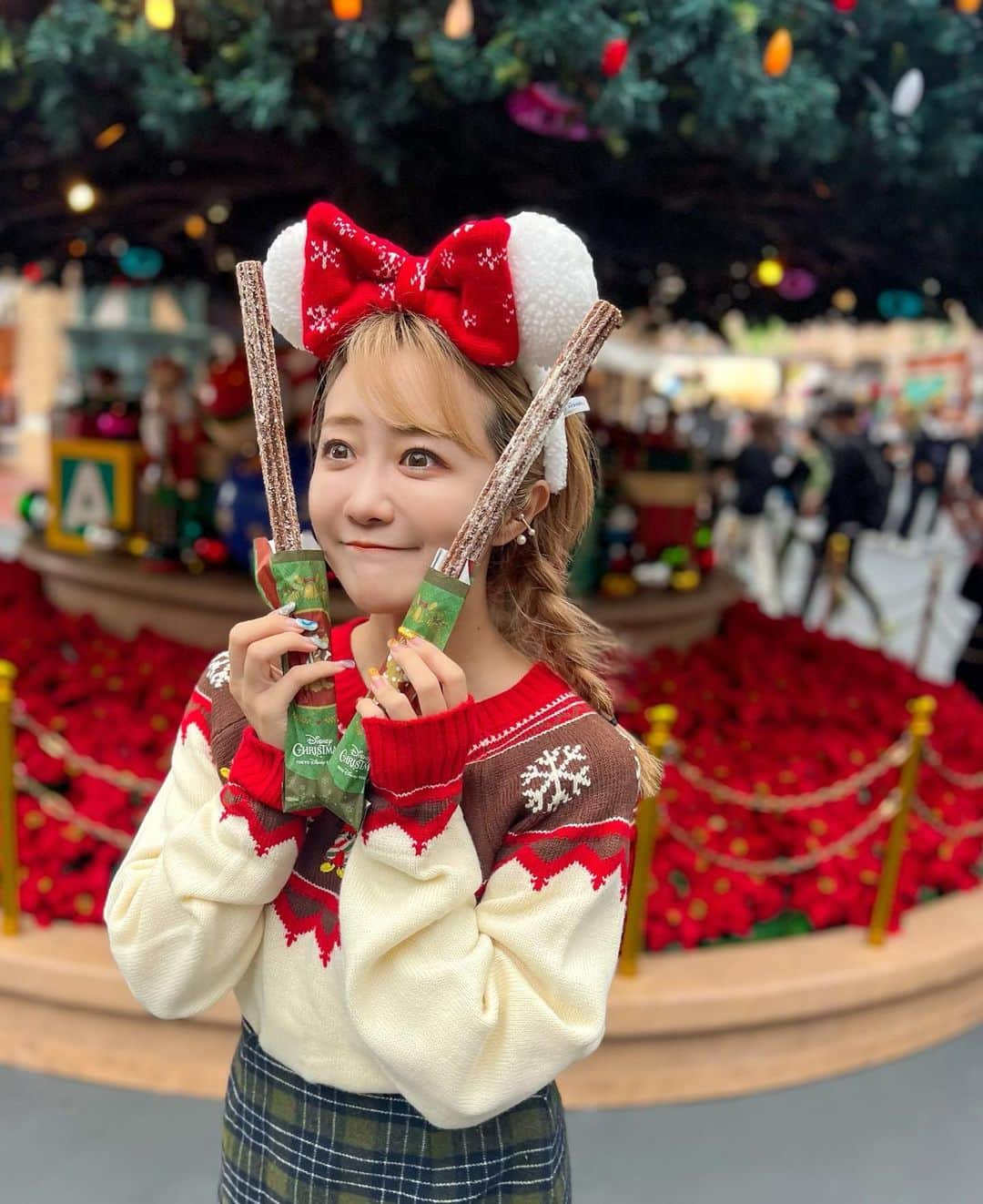 中島絢乃さんのインスタグラム写真 - (中島絢乃Instagram)「🎄❤️🧶  .  一気にクリスマスな気温になったね🥶❤️🎄  今年はまだまだいけると思って 油断しまくっていたので 突然の寒さに体も気持ちも追いつけません🥶🧊  次のインからは もっともこもこしていかないとだ🥶💭🧣  .  写真はワールドバザール💫❤️💚 チュロス食べながらツリー見たよ👀🧣 次はもっとゆっくりデコレーション見て回りたいな🎄  〰〰〰️〰〰〰〰️〰 #disneysisters_jp ☜中島姉妹ディズニー投稿まとめ @nakajimasisters_jp ☜姉妹アカウント🎄」11月13日 7時51分 - nakajima_ayano