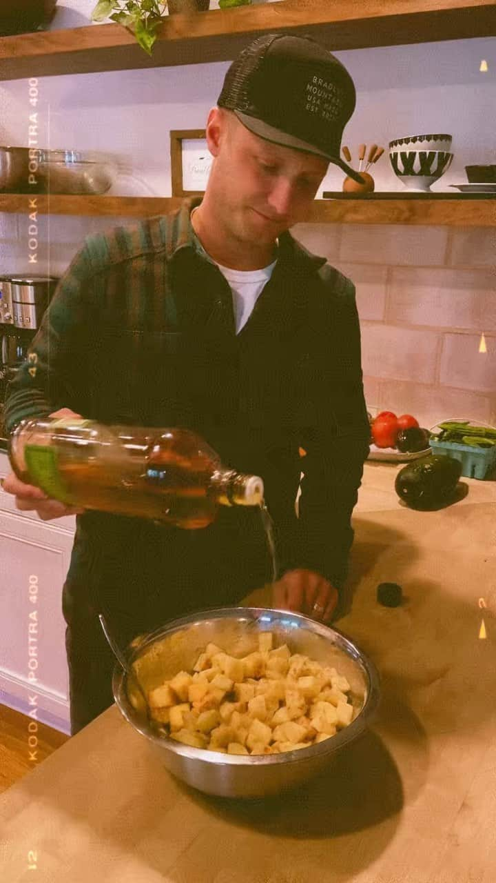 ローラ・オスのインスタグラム：「Life lesson: If you don’t have 🍋, just add whiskey.   #bourbonapplecrisp #bourbon #applecrisp #autumn #fall #baking #kitchen #fallbaking #apple #tennesseewhiskey #cookingcouple #Sunday #Thanksgiving」