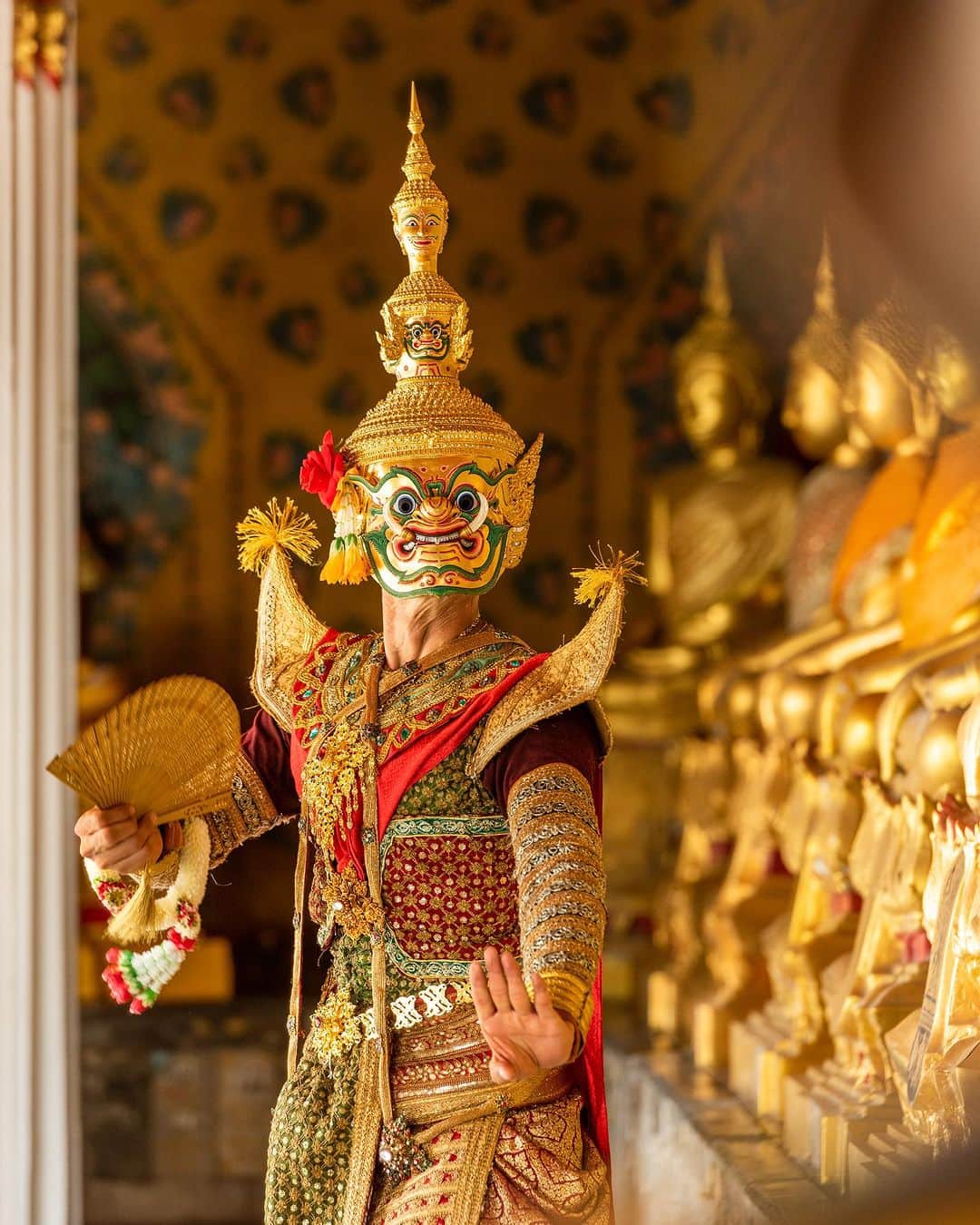 タイ国政府観光庁さんのインスタグラム写真 - (タイ国政府観光庁Instagram)「. おはようございます☀️ᐝ 本日は「ワット・アルン」を舞台に繰り広げられる舞踊劇『コーン(Khon)』をお届け✨  仮面舞踏劇『コーン』は、2018年にユネスコ無形文化遺産に登録された、タイの最重要舞台芸術です💁‍♀️  元になっているのは、インド(サンスクリット)の大叙事詩『ラーマーヤナ』をタイ語に訳した古典文学『ラーマキエン』📕 「ラーマの威光」を意味するとおり、伝説の英雄ラーマが主人公の物語です🛡  元々は道化師役と女性役以外、演者全員が鬼やサル、男性、神々の頭と顔を象徴したさまざまな仮面を着けるのが慣わしでした🎭 その後、男性と神の役の演者が、仮面の代わりとして冠や先の尖った長い被り物を着けるように👀  きらびやかな衣装で繰り広げられる優雅なダンスに、楽器演奏や歌を伴ったパフォーマンスは、芸術のみならず、文学、儀式、工芸といった多数の分野が組み込まれた独自性を持っています✨  王室や宮廷で演じられてきたのを発端に、現在では国内全土の教育機関をはじめ多くの場所で演じられ、タイで大切に受け継がれている芸術です👏  タイの倫理観や道徳観も垣間見られる、古典演劇『コーン』😌 バンコクの国立劇場などで披露されているので、旅程に合わせてチェックしてみてください❣️  今日も素敵な1日をお過ごしください💐  ★参考になった！と思ったら、あとで見返せるように、 画像右下にある保存ボタン🔖をタップ！  #タイ #バンコク #コーン #タイ文化 #タイ伝統 #タイ舞踊 #タイ古典舞踊 #ユネスコ無形文化遺産 #今こそタイへ #こんなタイ知らなかった #もっと知りタイ #はじめてのタイ #タイ旅行 #バンコク旅行 #旅好きな人と繋がりたい #旅行好きな人と繋がりたい #海外旅行 #thailand #bangkok #bangkoktrip #khon #thaiculture #unescointangibleculturalheritage #thainess #amazingthailand #thailandtravel #thailandtrip #thaistagram #lovethailand #amazingnewchapters」11月13日 7時59分 - amazingthailandjp
