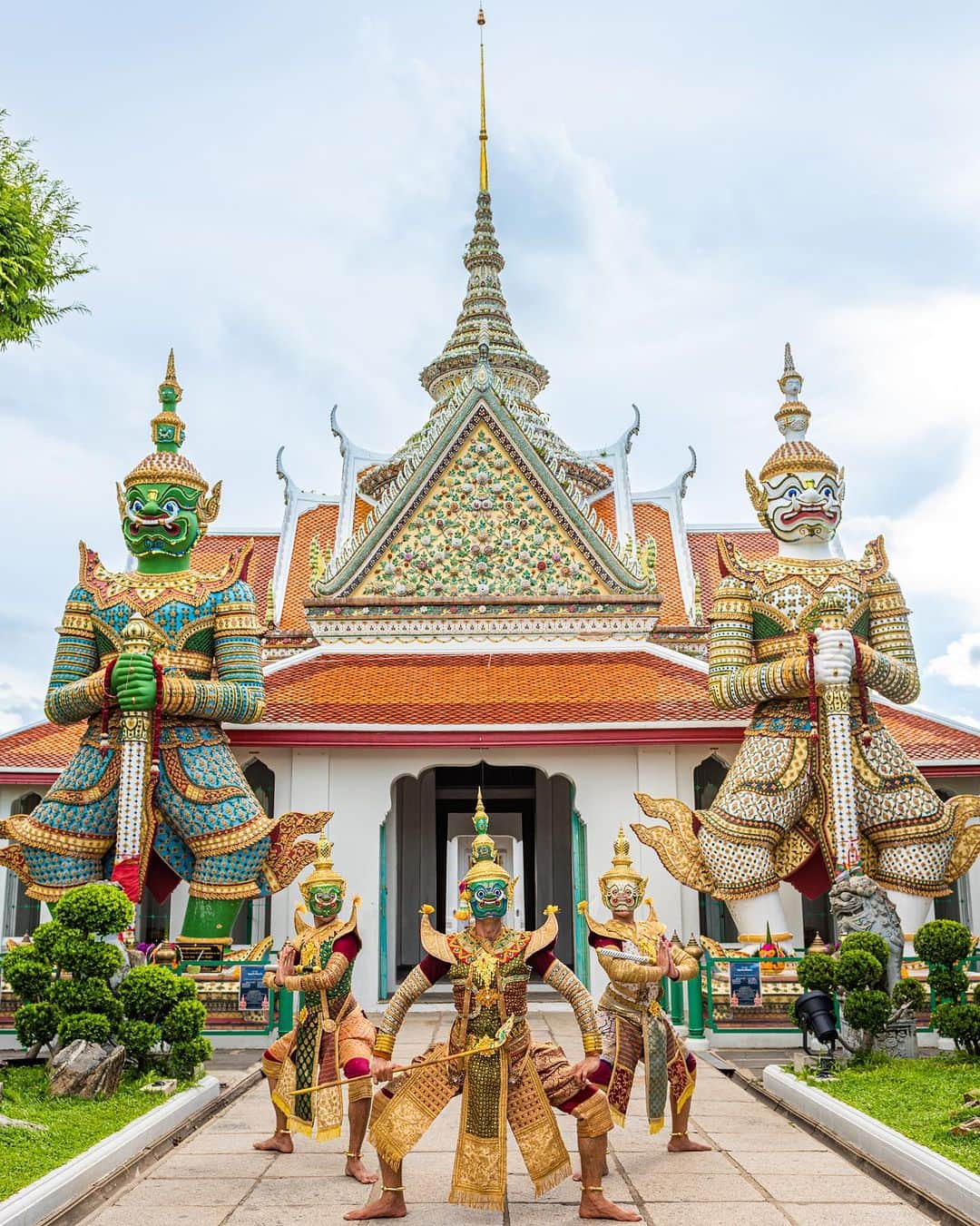 タイ国政府観光庁さんのインスタグラム写真 - (タイ国政府観光庁Instagram)「. おはようございます☀️ᐝ 本日は「ワット・アルン」を舞台に繰り広げられる舞踊劇『コーン(Khon)』をお届け✨  仮面舞踏劇『コーン』は、2018年にユネスコ無形文化遺産に登録された、タイの最重要舞台芸術です💁‍♀️  元になっているのは、インド(サンスクリット)の大叙事詩『ラーマーヤナ』をタイ語に訳した古典文学『ラーマキエン』📕 「ラーマの威光」を意味するとおり、伝説の英雄ラーマが主人公の物語です🛡  元々は道化師役と女性役以外、演者全員が鬼やサル、男性、神々の頭と顔を象徴したさまざまな仮面を着けるのが慣わしでした🎭 その後、男性と神の役の演者が、仮面の代わりとして冠や先の尖った長い被り物を着けるように👀  きらびやかな衣装で繰り広げられる優雅なダンスに、楽器演奏や歌を伴ったパフォーマンスは、芸術のみならず、文学、儀式、工芸といった多数の分野が組み込まれた独自性を持っています✨  王室や宮廷で演じられてきたのを発端に、現在では国内全土の教育機関をはじめ多くの場所で演じられ、タイで大切に受け継がれている芸術です👏  タイの倫理観や道徳観も垣間見られる、古典演劇『コーン』😌 バンコクの国立劇場などで披露されているので、旅程に合わせてチェックしてみてください❣️  今日も素敵な1日をお過ごしください💐  ★参考になった！と思ったら、あとで見返せるように、 画像右下にある保存ボタン🔖をタップ！  #タイ #バンコク #コーン #タイ文化 #タイ伝統 #タイ舞踊 #タイ古典舞踊 #ユネスコ無形文化遺産 #今こそタイへ #こんなタイ知らなかった #もっと知りタイ #はじめてのタイ #タイ旅行 #バンコク旅行 #旅好きな人と繋がりたい #旅行好きな人と繋がりたい #海外旅行 #thailand #bangkok #bangkoktrip #khon #thaiculture #unescointangibleculturalheritage #thainess #amazingthailand #thailandtravel #thailandtrip #thaistagram #lovethailand #amazingnewchapters」11月13日 7時59分 - amazingthailandjp