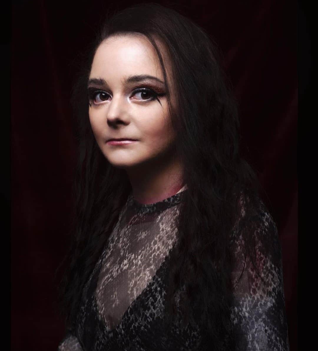 ショーン・マグワイアのインスタグラム：「It is with a very heavy heart we share the news of our beautiful talented fire cracker of a lady, the Passing of @deannamolinaro She was a gifted artist, and brought so much heart and love to our writing, and Acting Class @the_players_conservatory We will hold you in our hearts forever.」